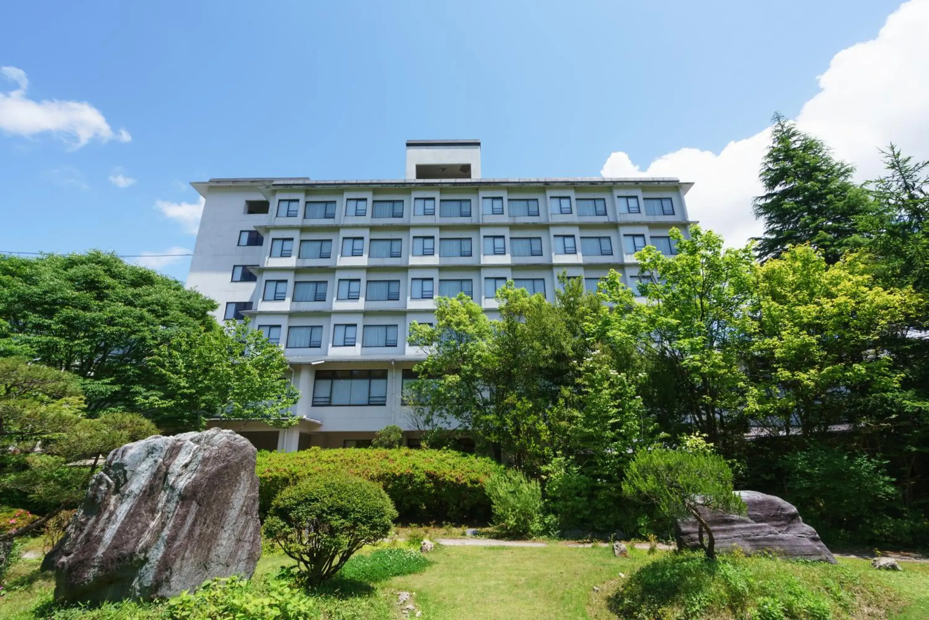 Property building in Hotel Hoho "A hotel overlooking the Echigo Plain and the Yahiko mountain range" formerly Hotel Oohashi Yakata-no-Yu Property building in Hotel Hoho "A hotel overlooking the Echigo Plain and the Yahiko mountain range" formerly Hotel Oohashi Yakata-no-Yu