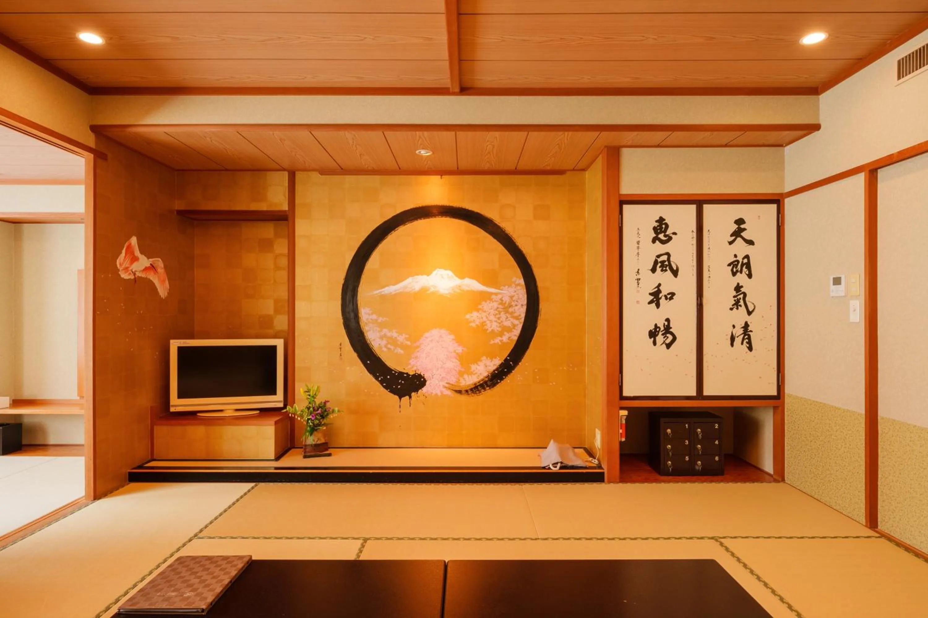 TV and multimedia in Hotel Hoho "A hotel overlooking the Echigo Plain and the Yahiko mountain range" formerly Hotel Oohashi Yakata-no-Yu