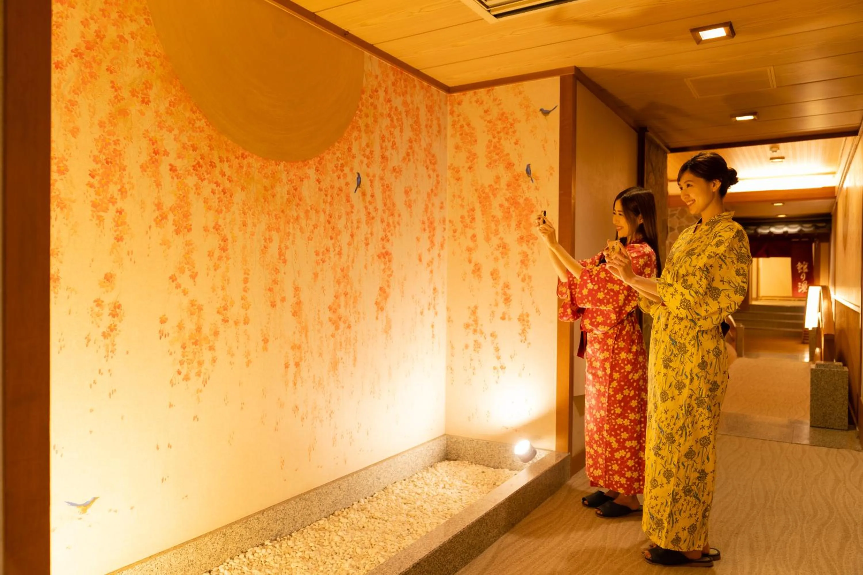 People in Hotel Hoho "A hotel overlooking the Echigo Plain and the Yahiko mountain range" formerly Hotel Oohashi Yakata-no-Yu