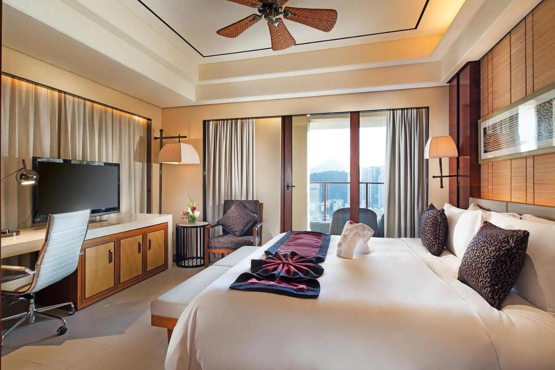 Photo of the whole room, Bed in Crowne Plaza Sanya City Center by IHG