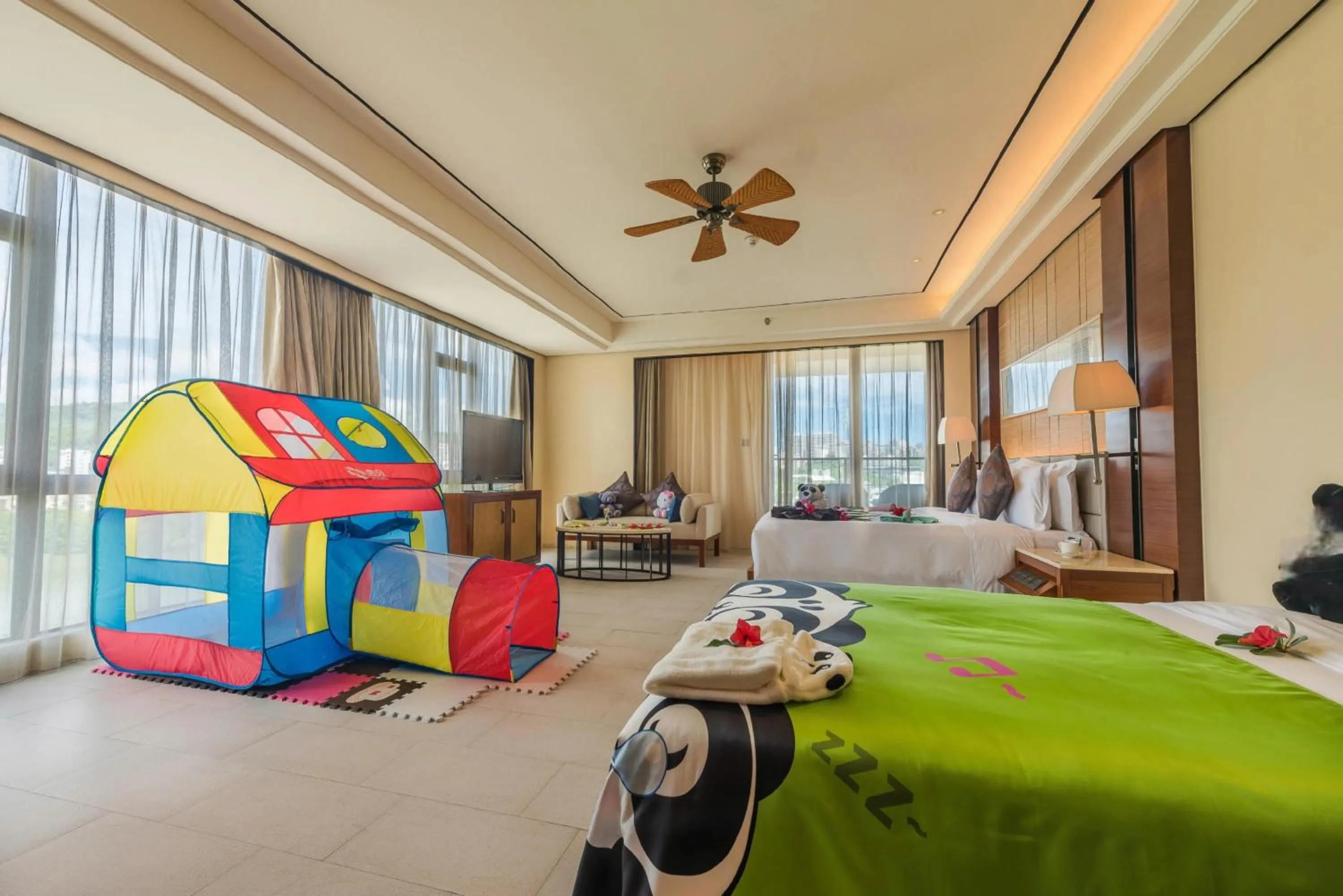 Photo of the whole room, Bed in Crowne Plaza Sanya City Center by IHG