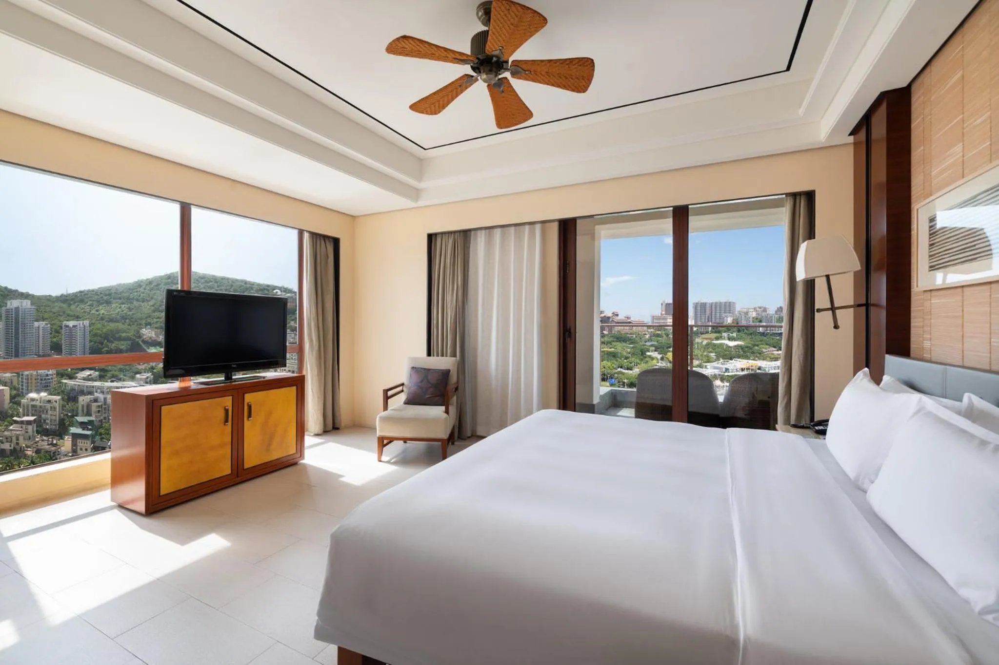 Photo of the whole room, Bed in Crowne Plaza Sanya City Center by IHG