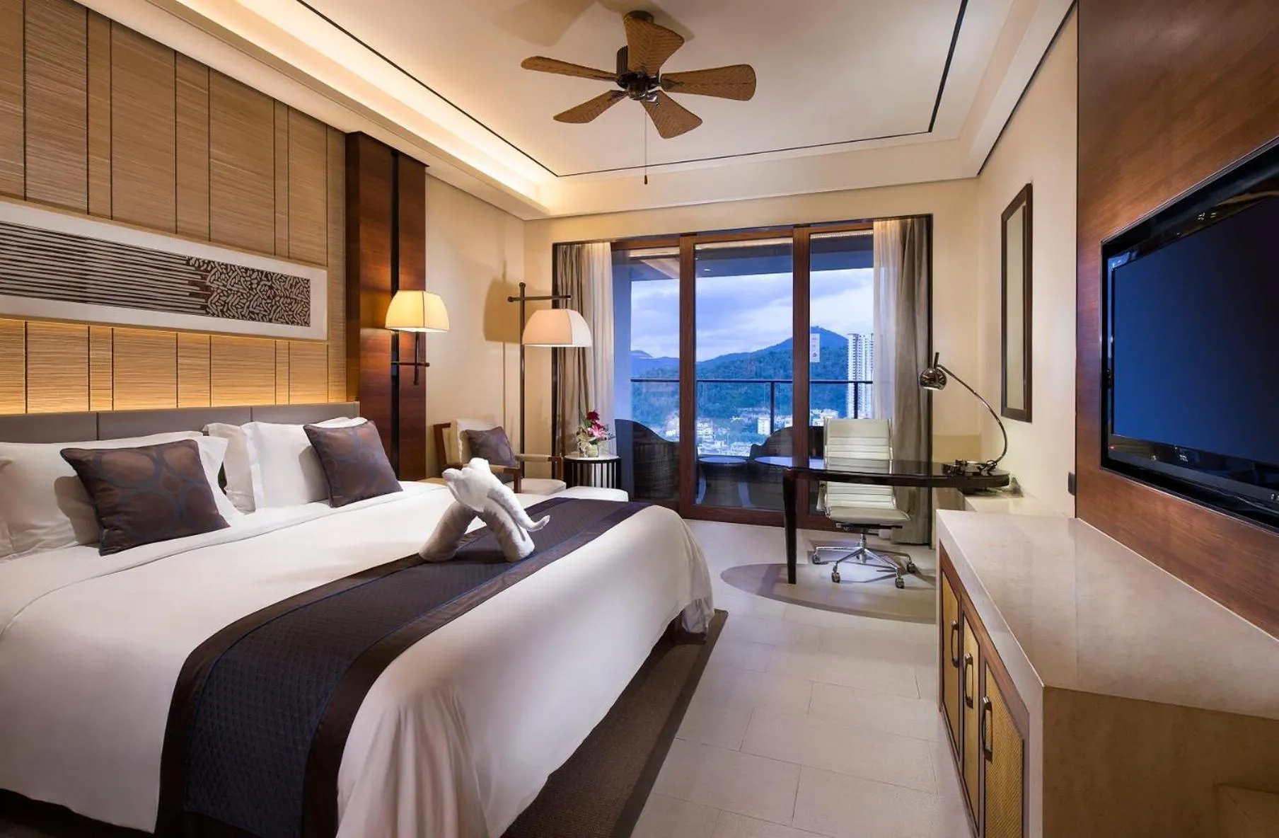 Photo of the whole room, Bed in Crowne Plaza Sanya City Center by IHG