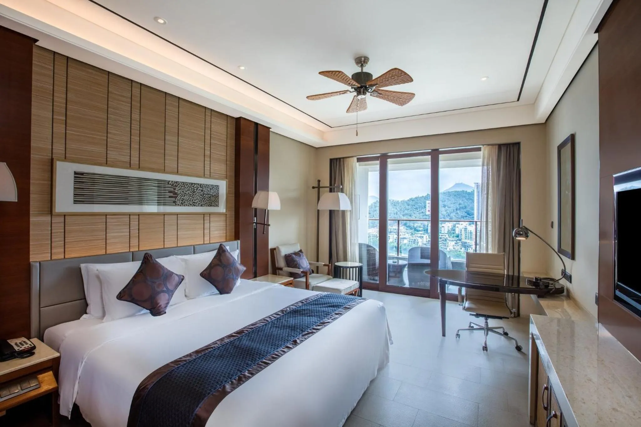 Photo of the whole room, Bed in Crowne Plaza Sanya City Center by IHG
