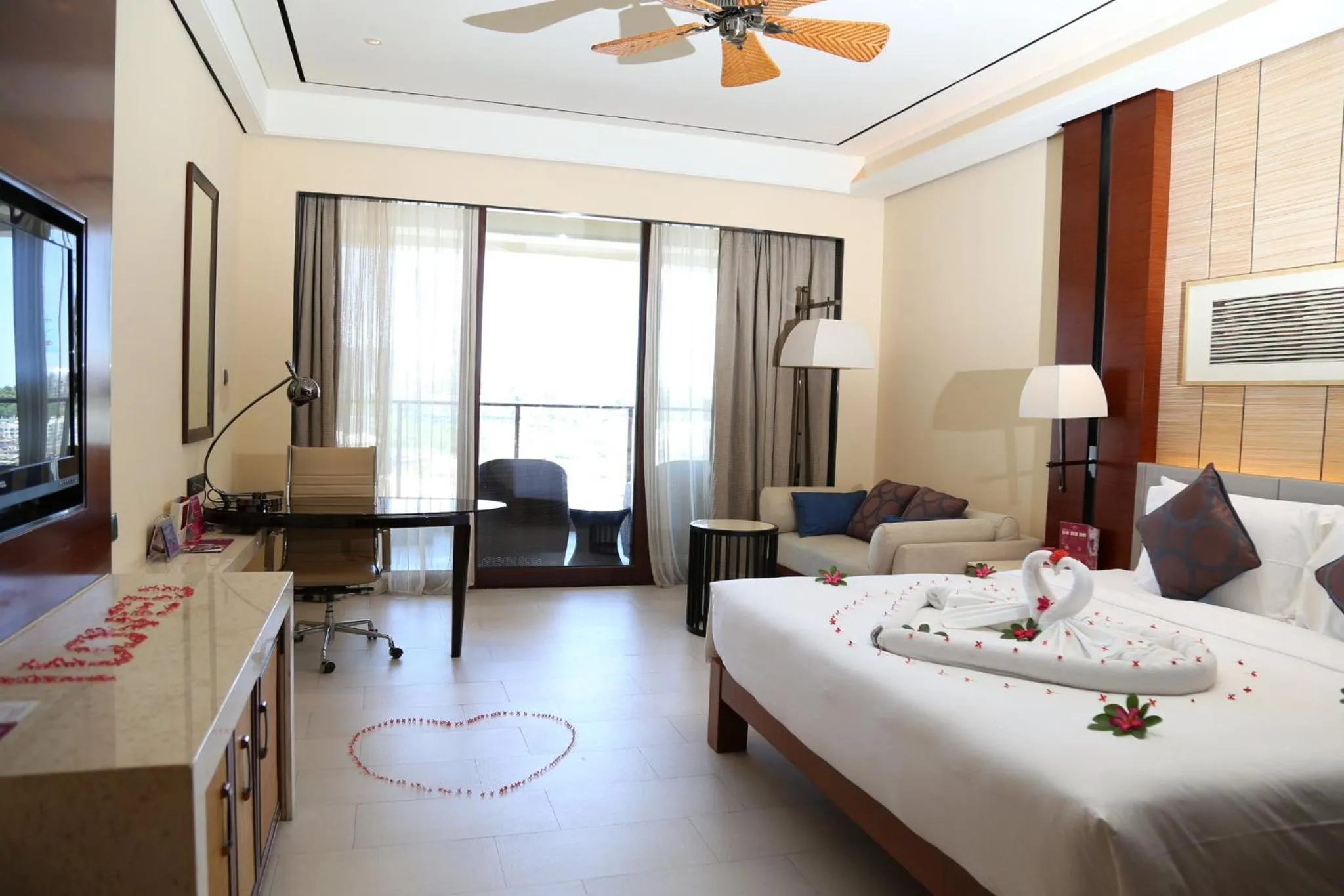Photo of the whole room, Bed in Crowne Plaza Sanya City Center by IHG