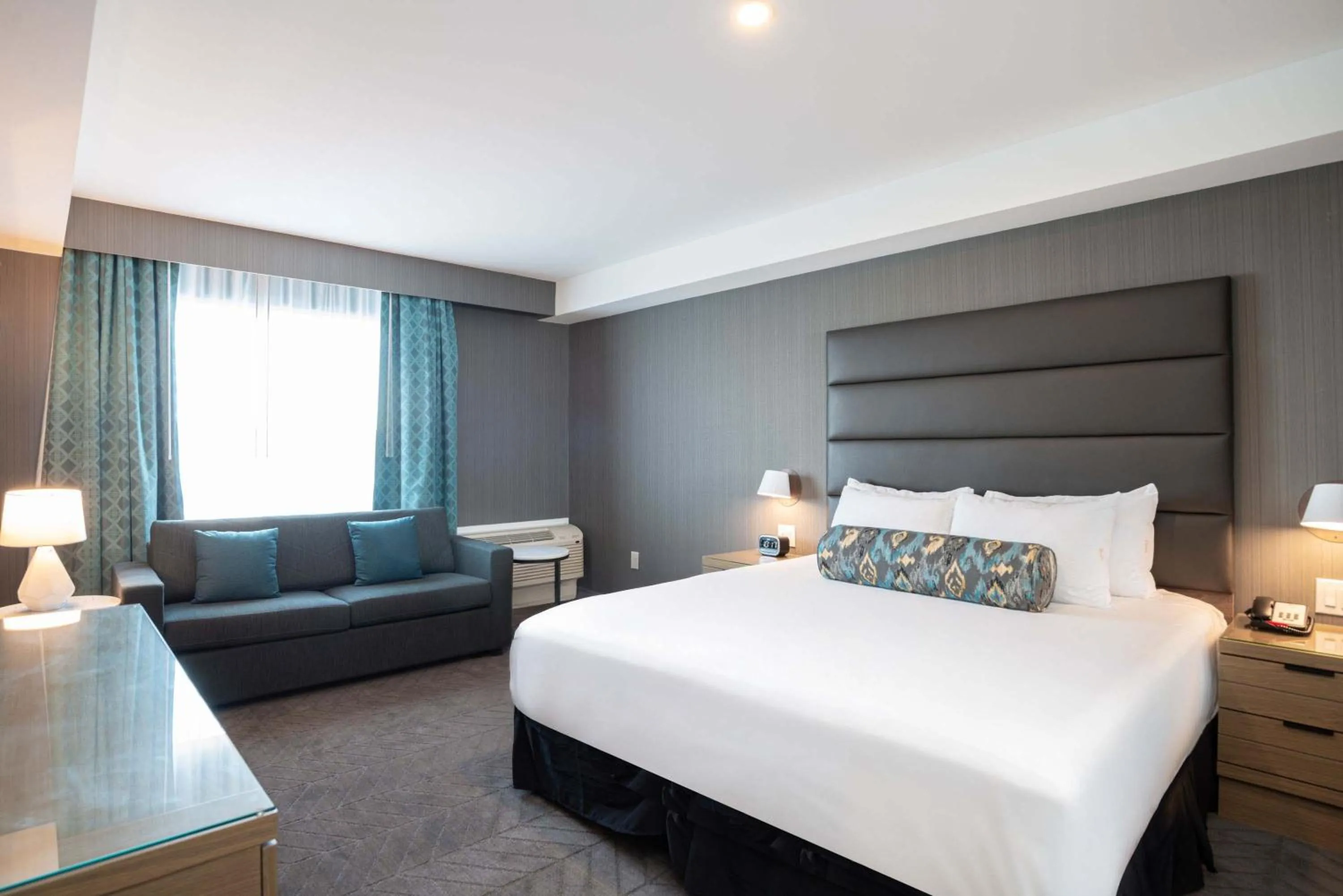 Photo of the whole room, Bed in Sandman Signature Ottawa Airport Hotel