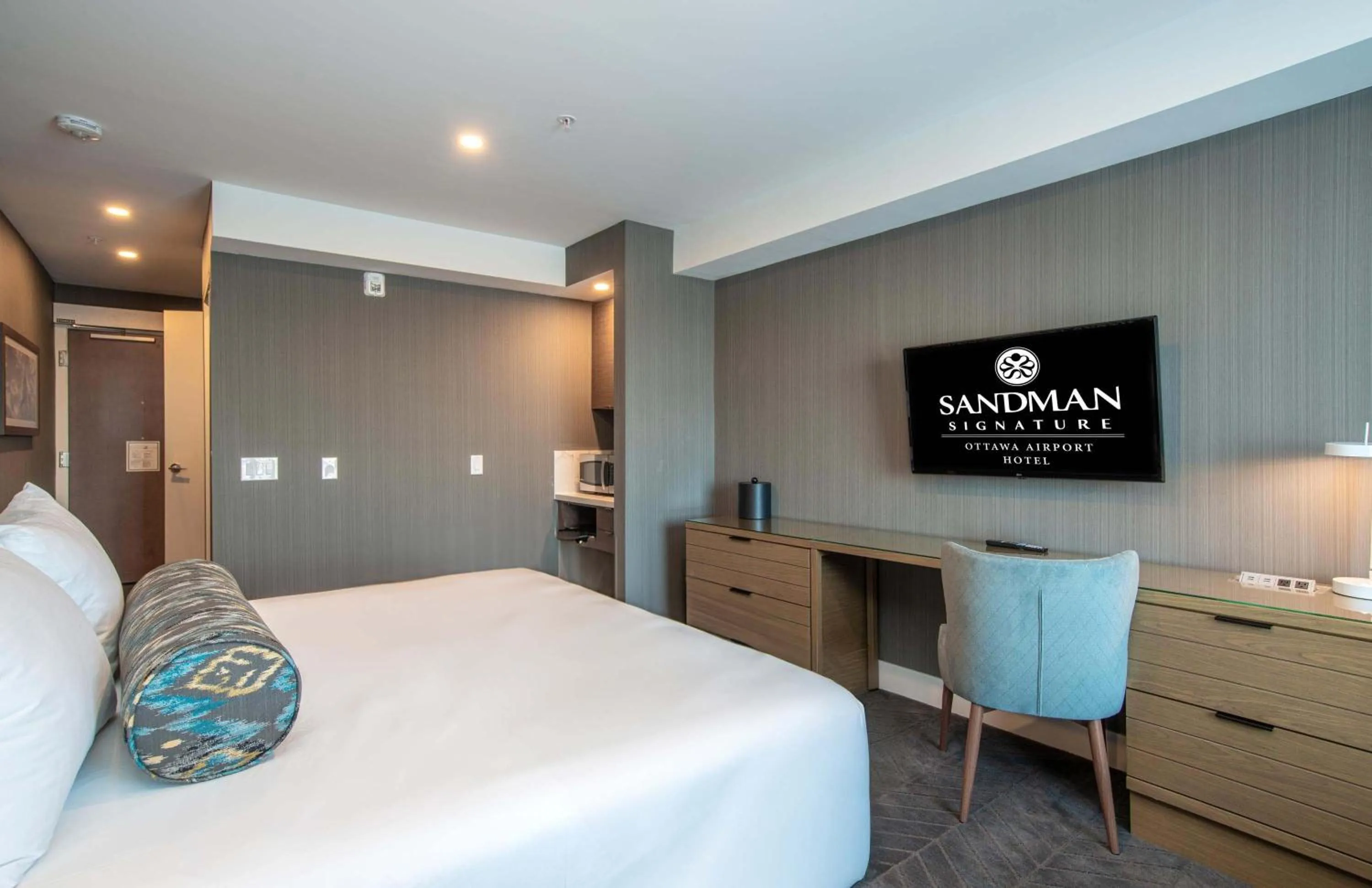 Photo of the whole room, Bed in Sandman Signature Ottawa Airport Hotel