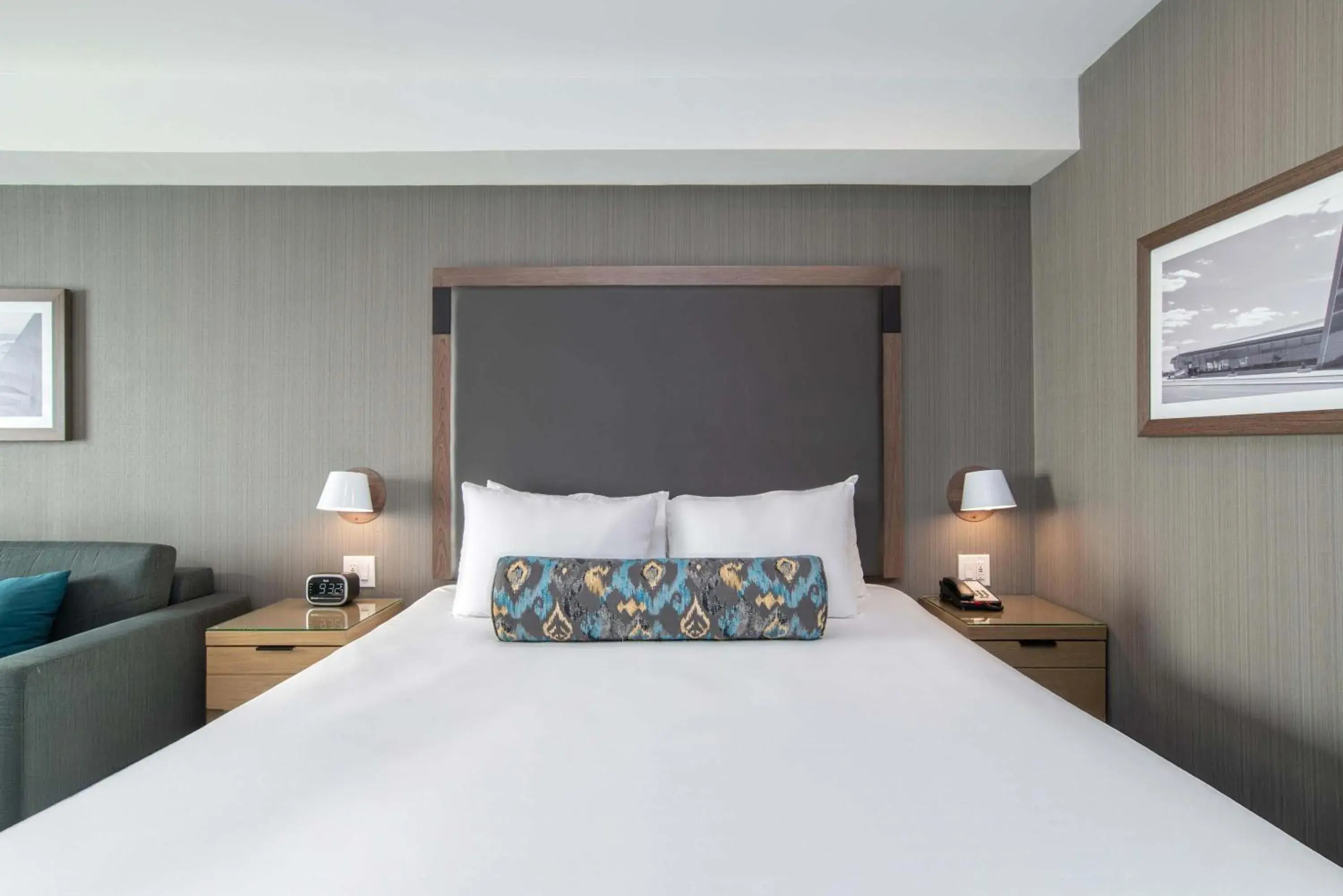 Photo of the whole room, Bed in Sandman Signature Ottawa Airport Hotel Photo of the whole room, Bed in Sandman Signature Ottawa Airport Hotel