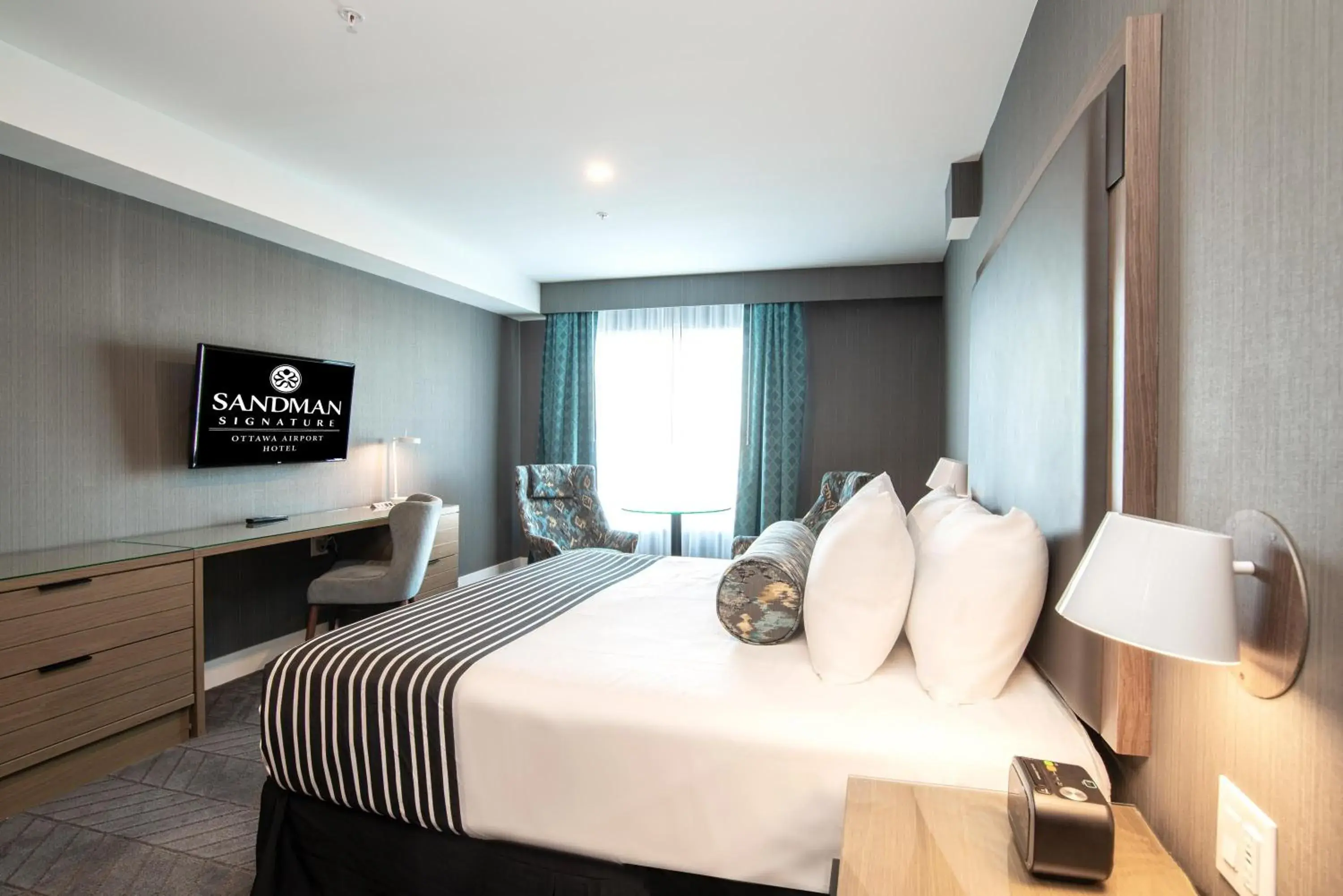 Accessible Room, 1 King Bed in Sandman Signature Ottawa Airport Hotel Accessible Room, 1 King Bed in Sandman Signature Ottawa Airport Hotel