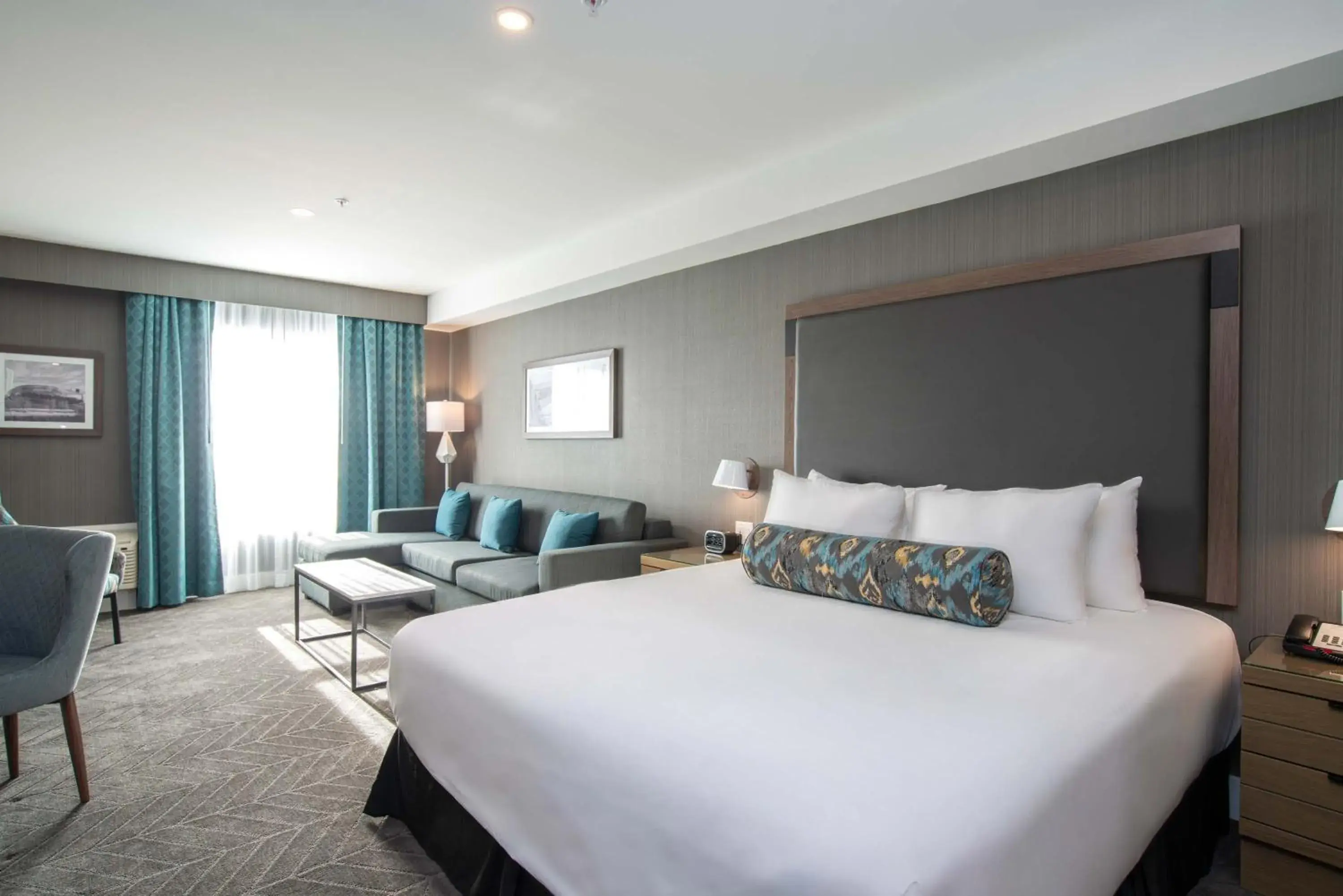 Photo of the whole room, Bed in Sandman Signature Ottawa Airport Hotel Photo of the whole room, Bed in Sandman Signature Ottawa Airport Hotel