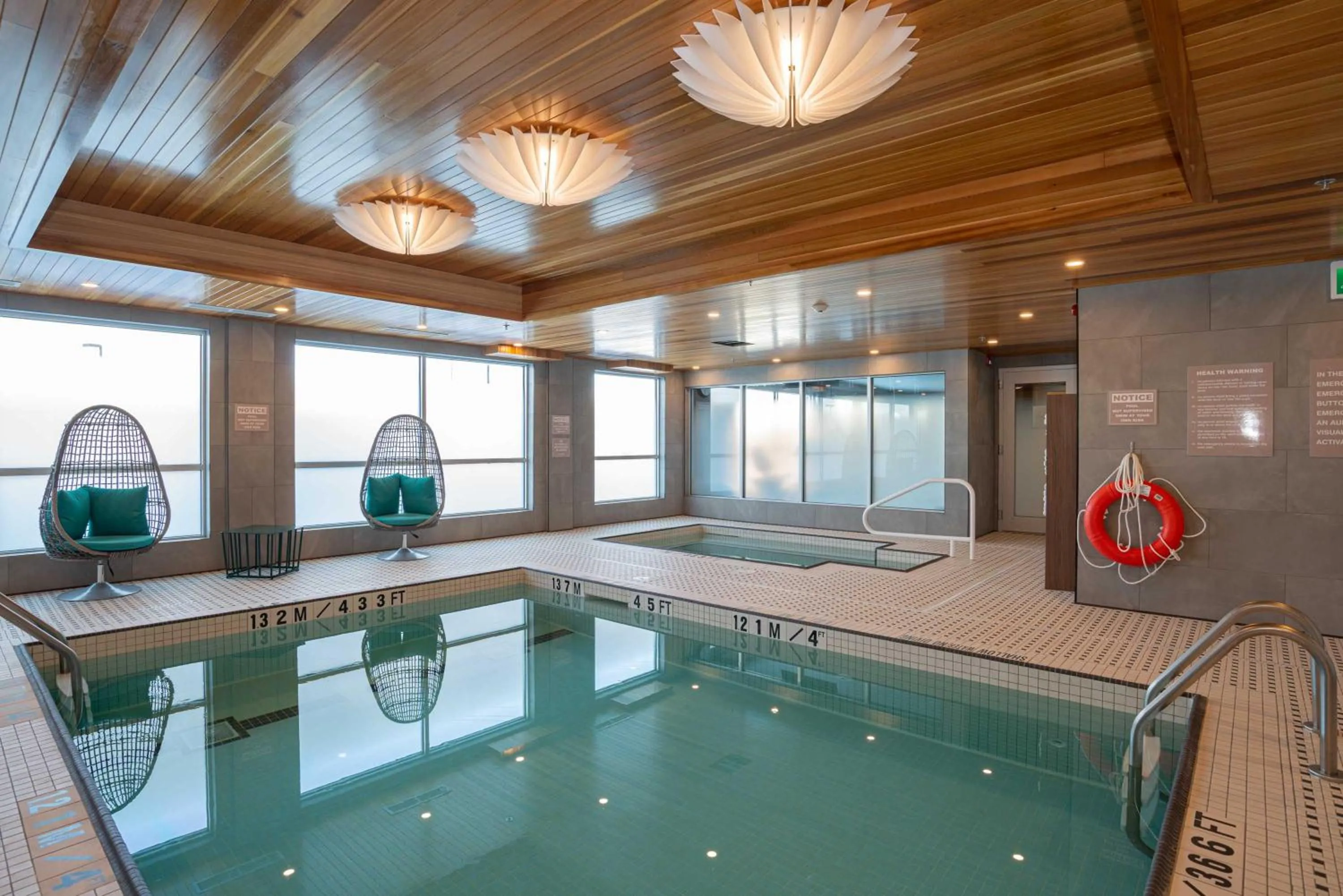 Swimming pool in Sandman Signature Ottawa Airport Hotel