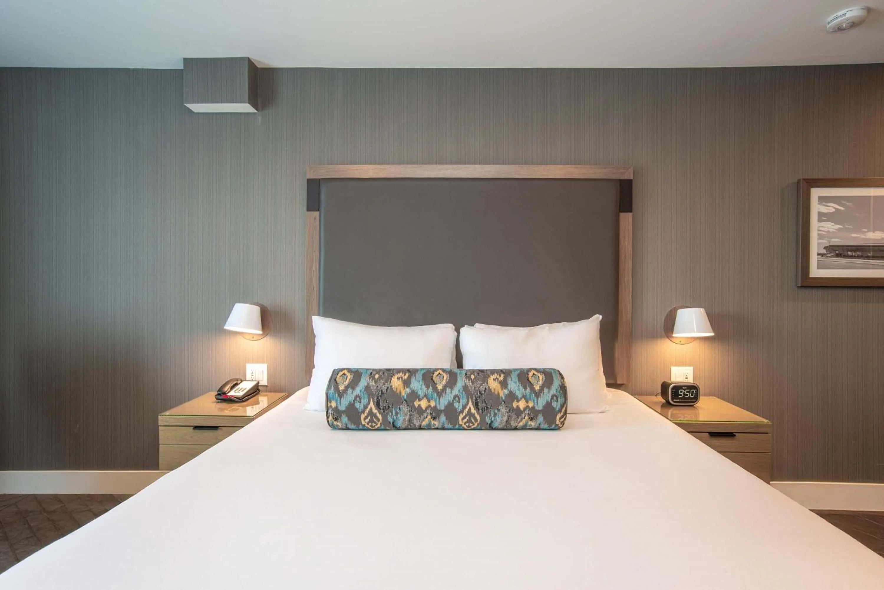 Photo of the whole room, Bed in Sandman Signature Ottawa Airport Hotel