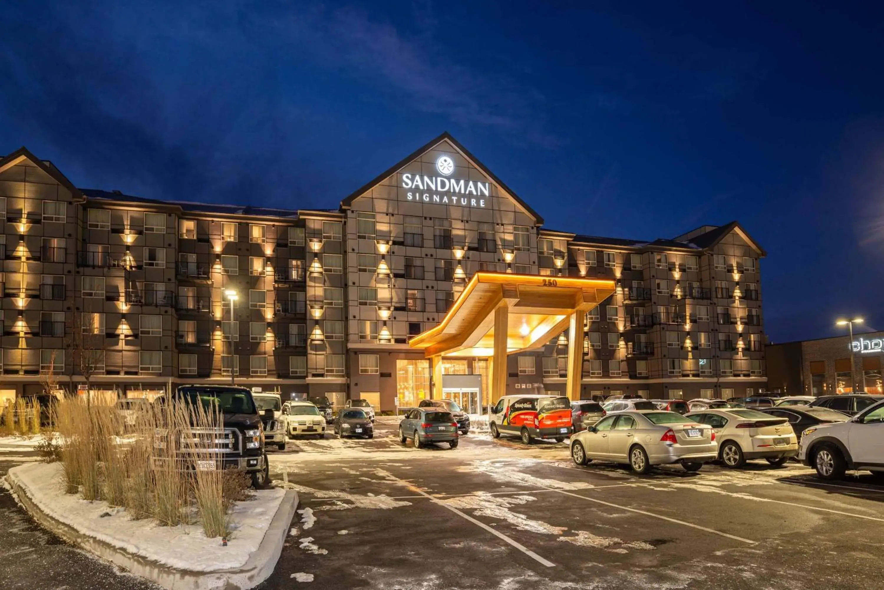 Property building in Sandman Signature Ottawa Airport Hotel Property building in Sandman Signature Ottawa Airport Hotel