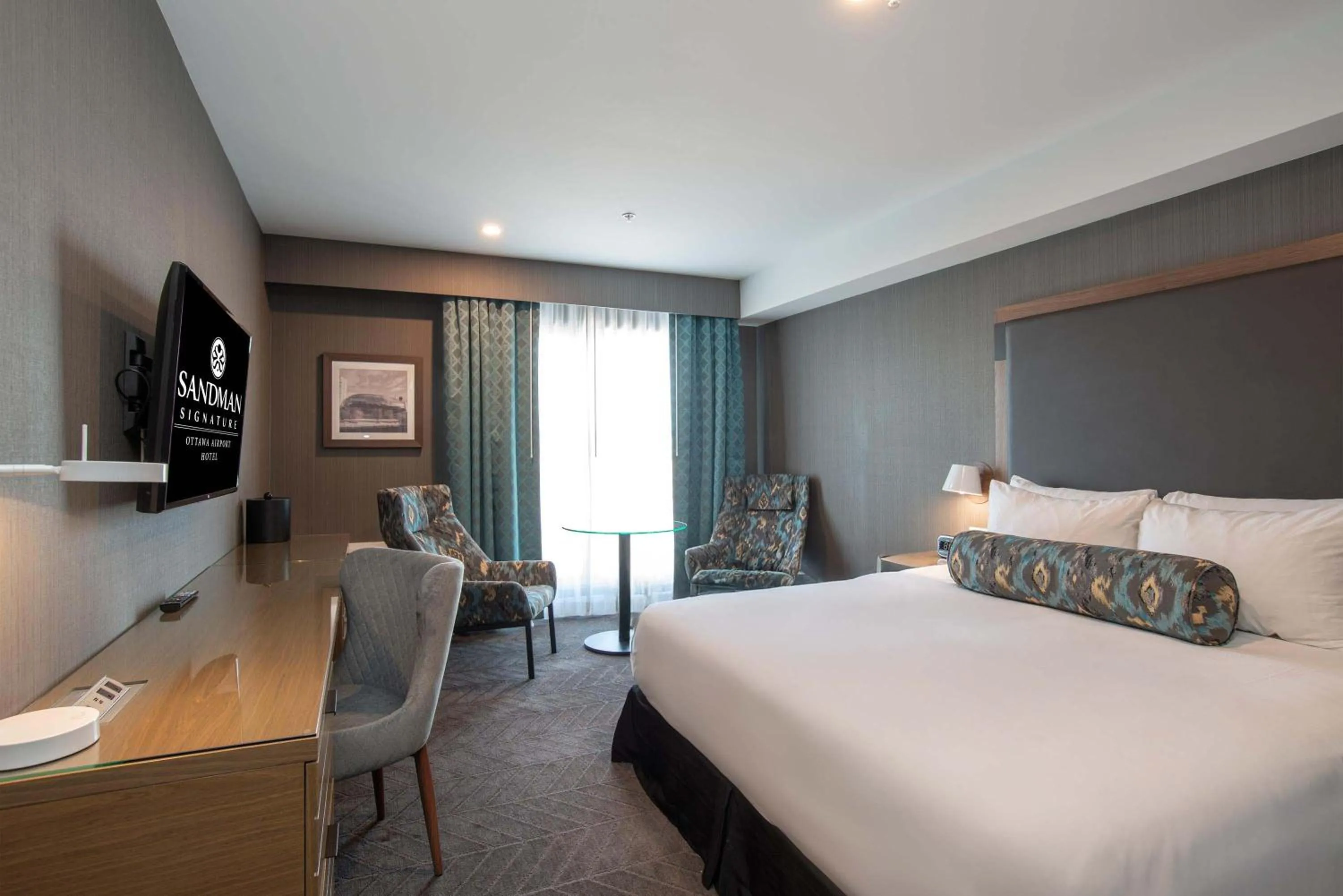 Photo of the whole room, Bed in Sandman Signature Ottawa Airport Hotel