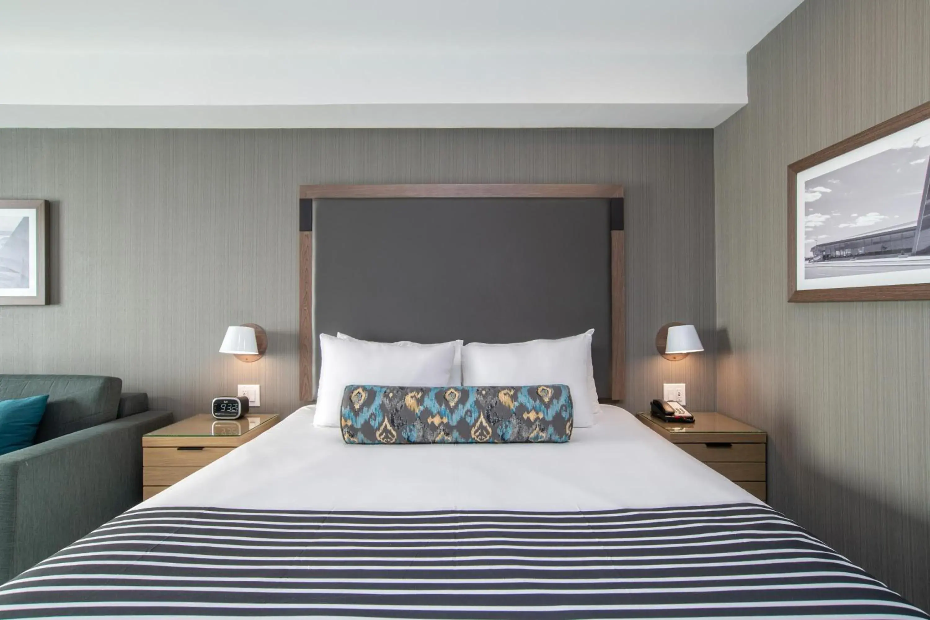 Photo of the whole room, Bed in Sandman Signature Ottawa Airport Hotel Photo of the whole room, Bed in Sandman Signature Ottawa Airport Hotel