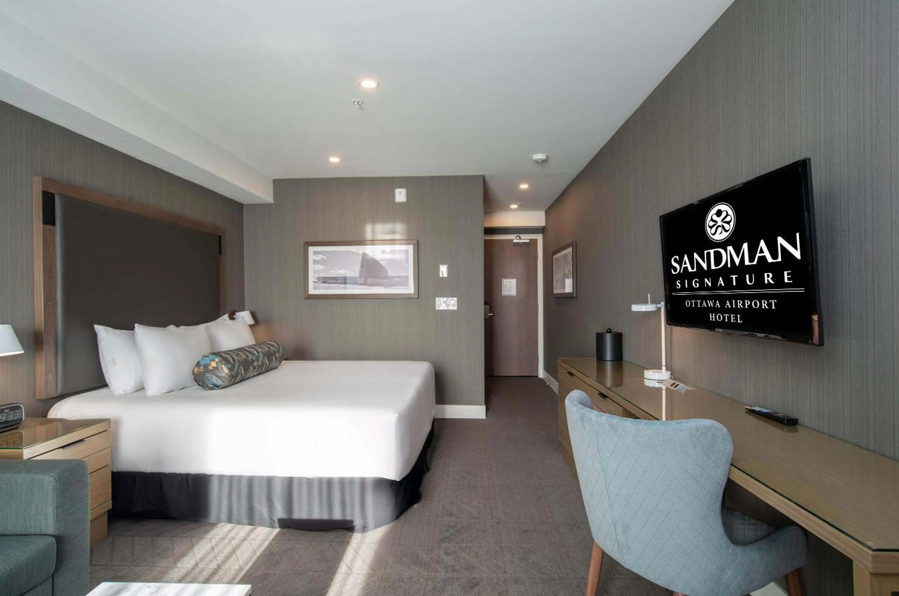 Photo of the whole room, Bed in Sandman Signature Ottawa Airport Hotel