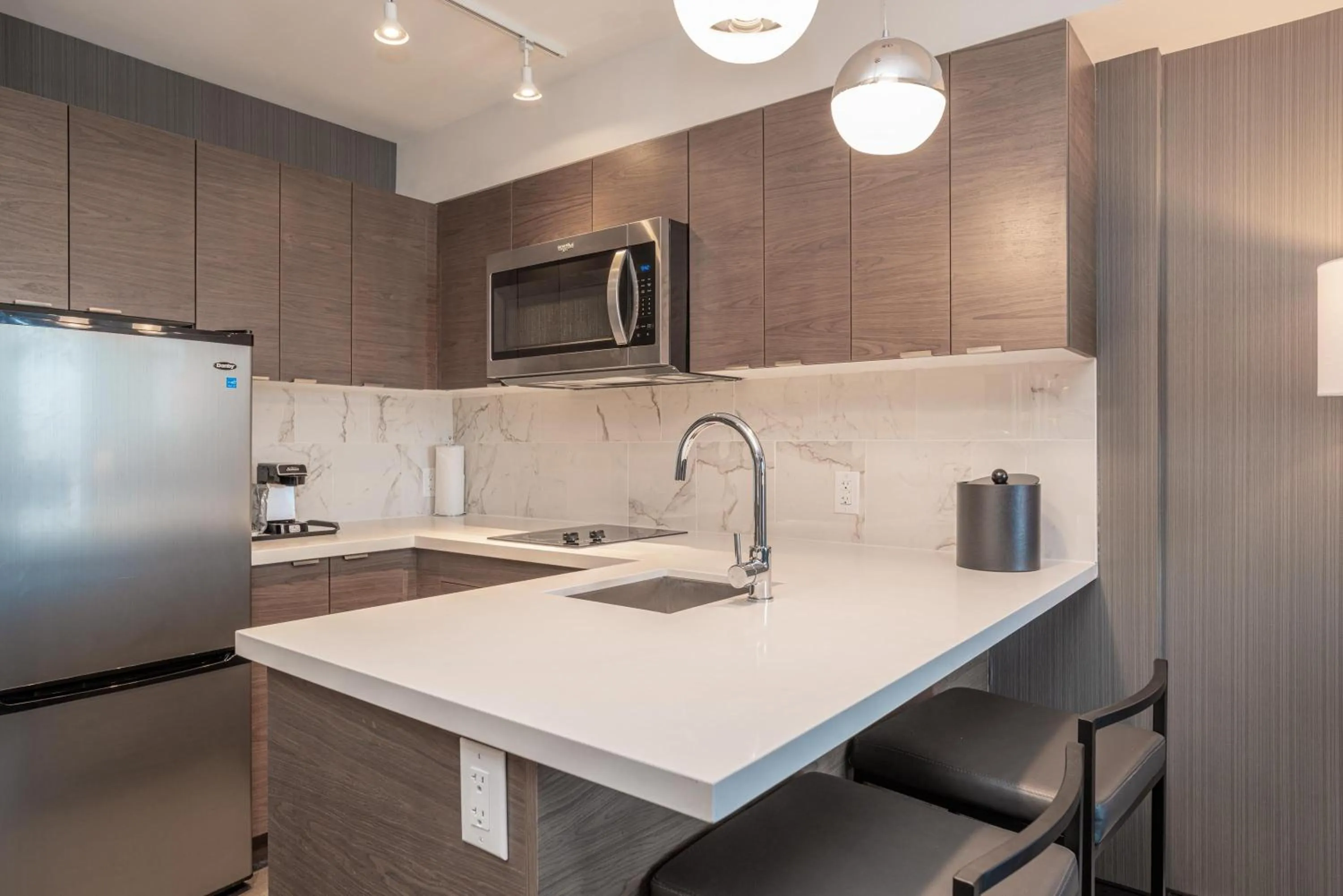 Kitchen or kitchenette in Sandman Signature Ottawa Airport Hotel