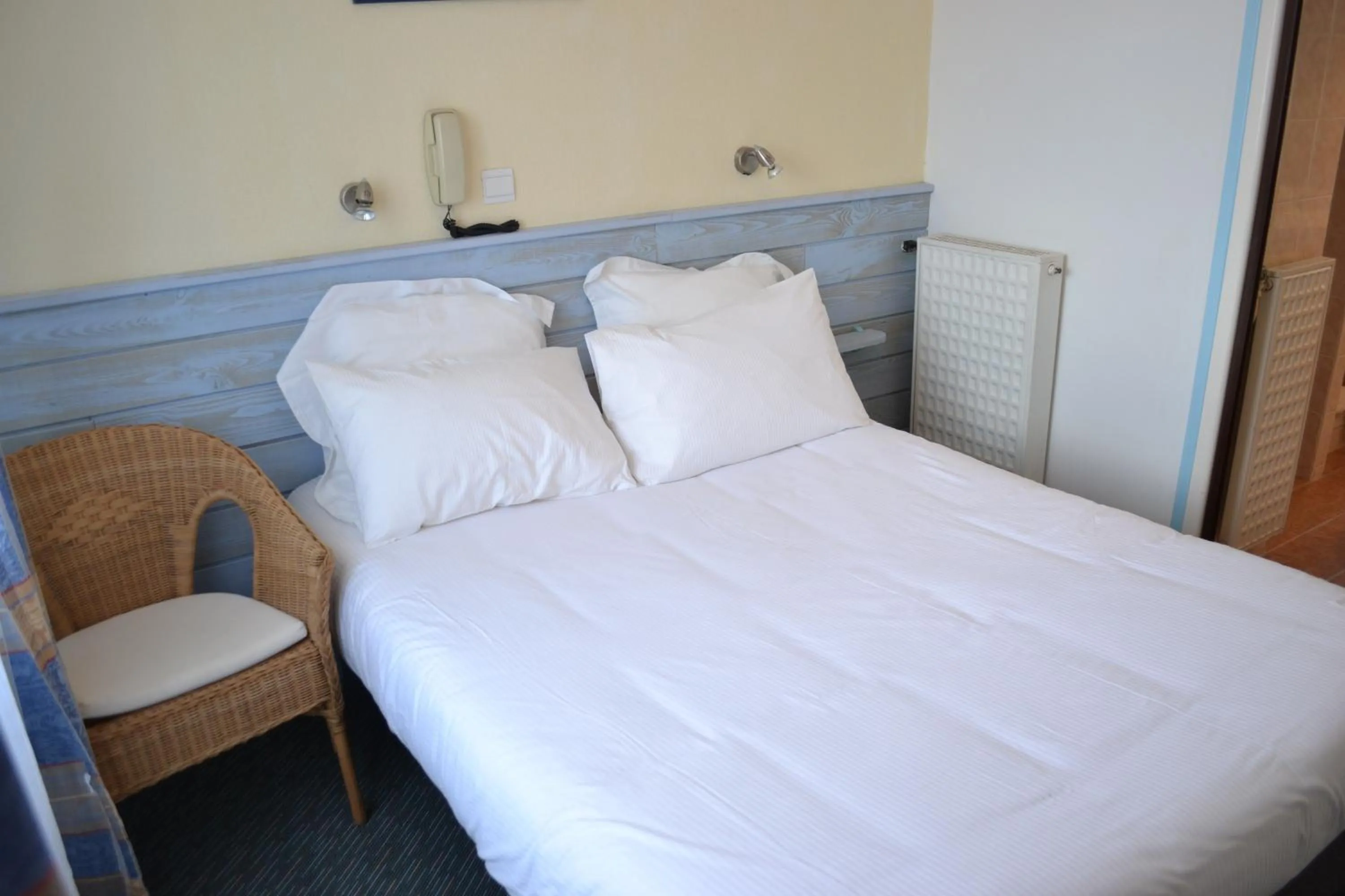 Bed in Hotel De Bretagne