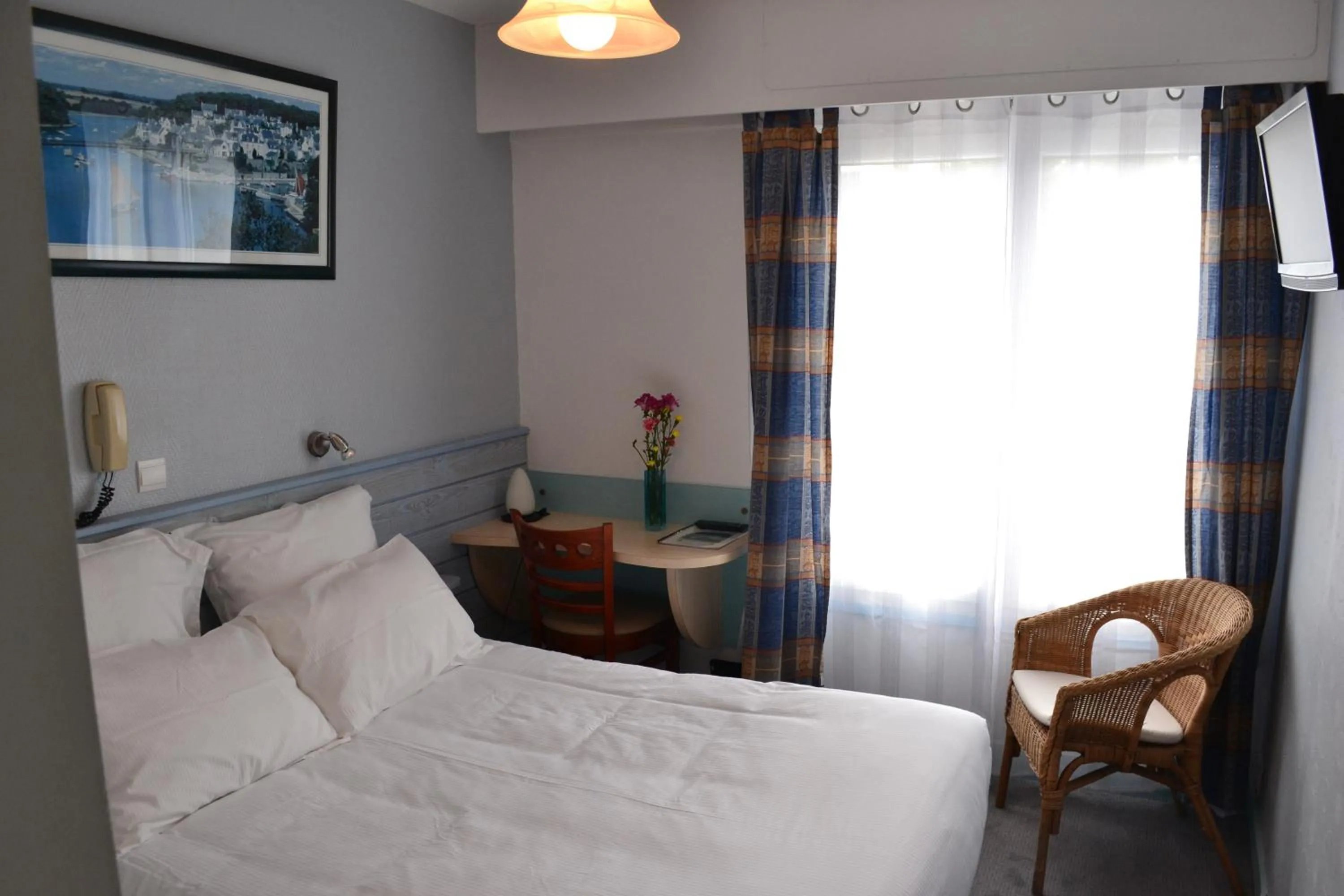 Bed in Hotel De Bretagne