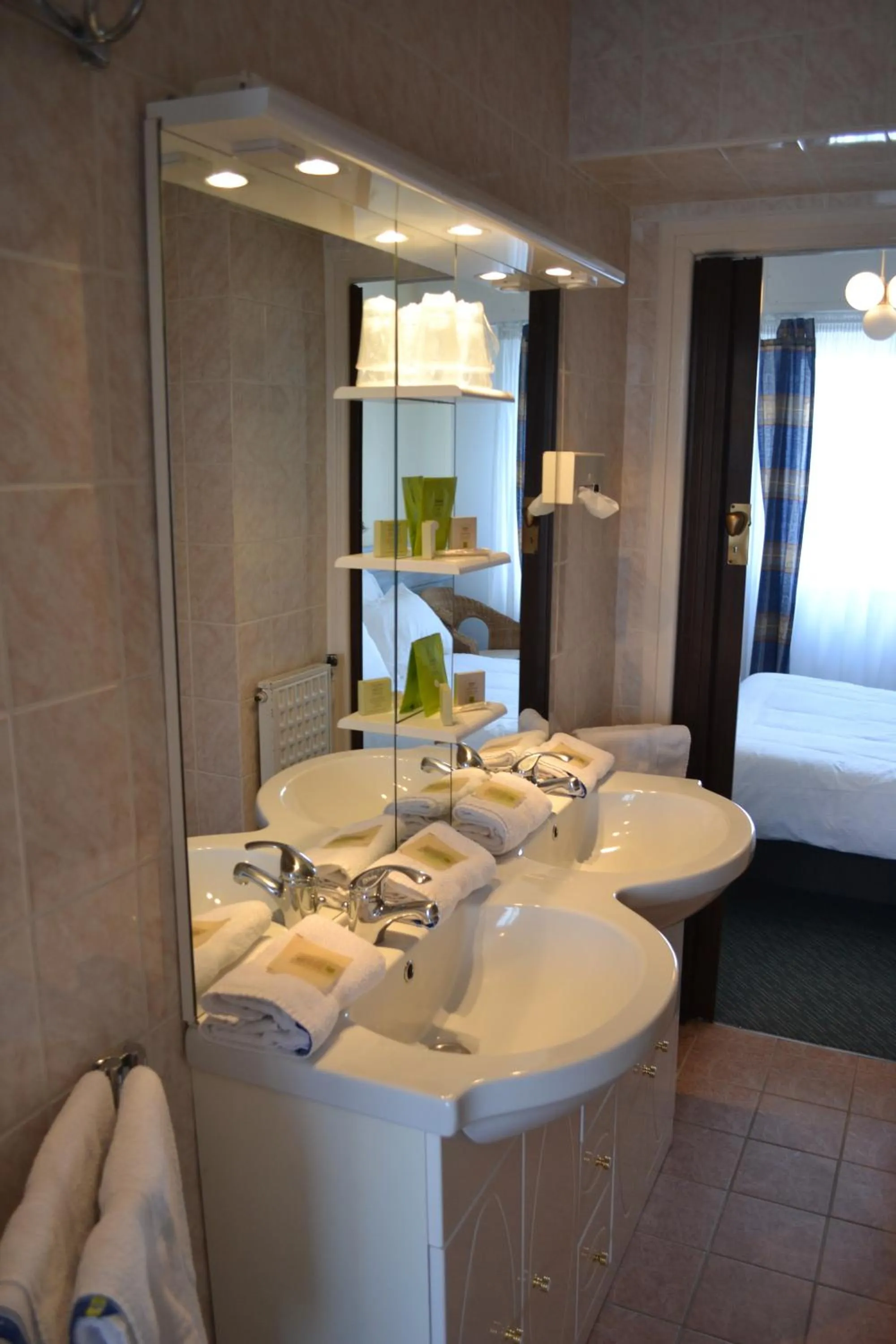 Bathroom in Hotel De Bretagne
