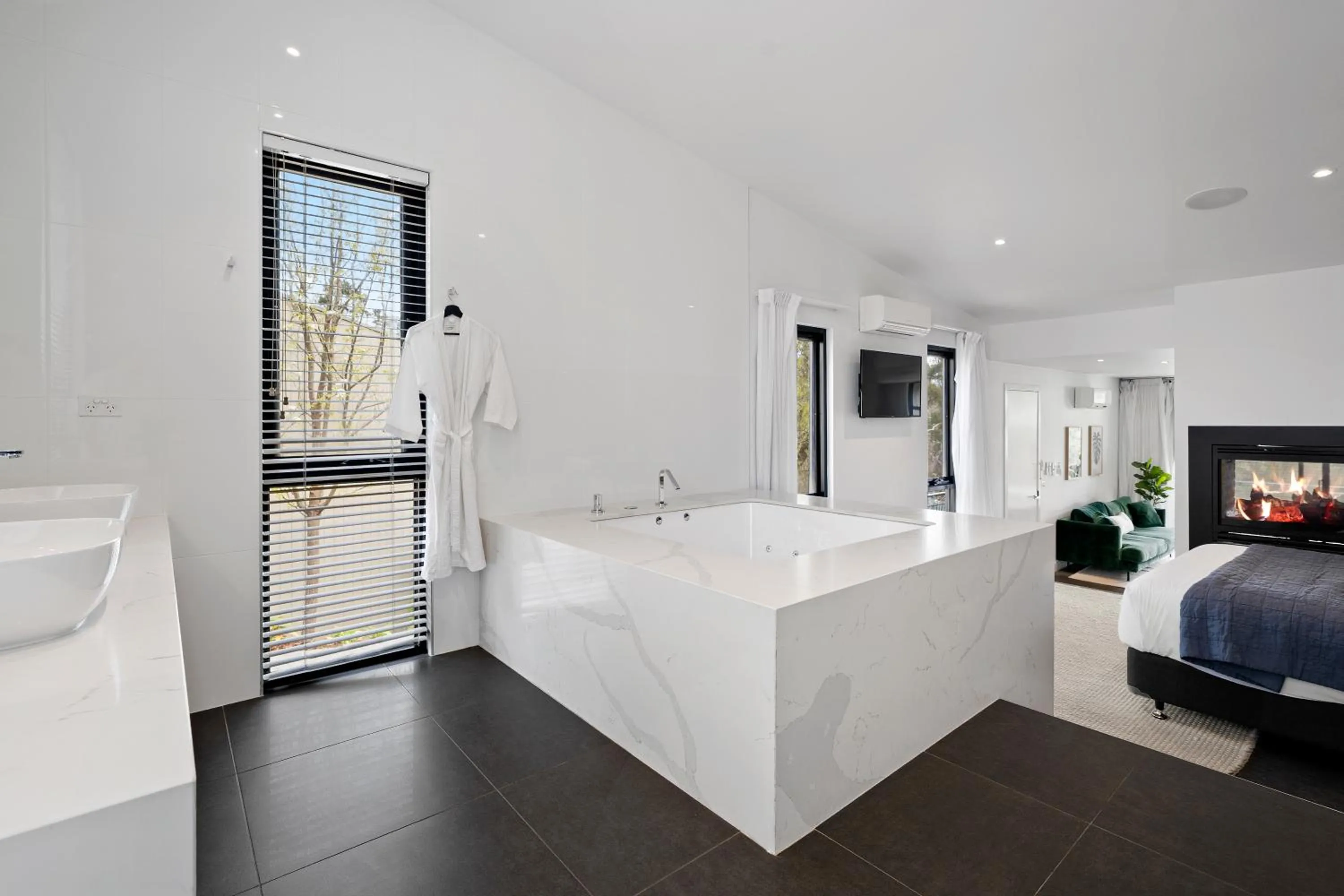 Bathroom, Bed in Hepburn Bathhouse & Spa Villas