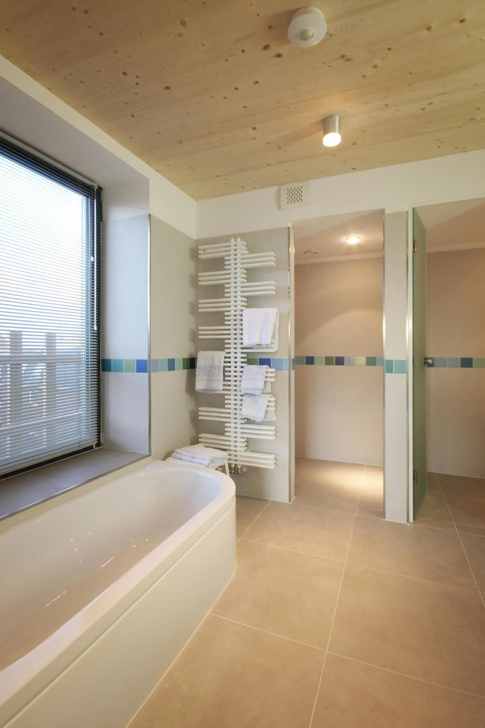 Shower, Bed in Hotel Niedersachsen