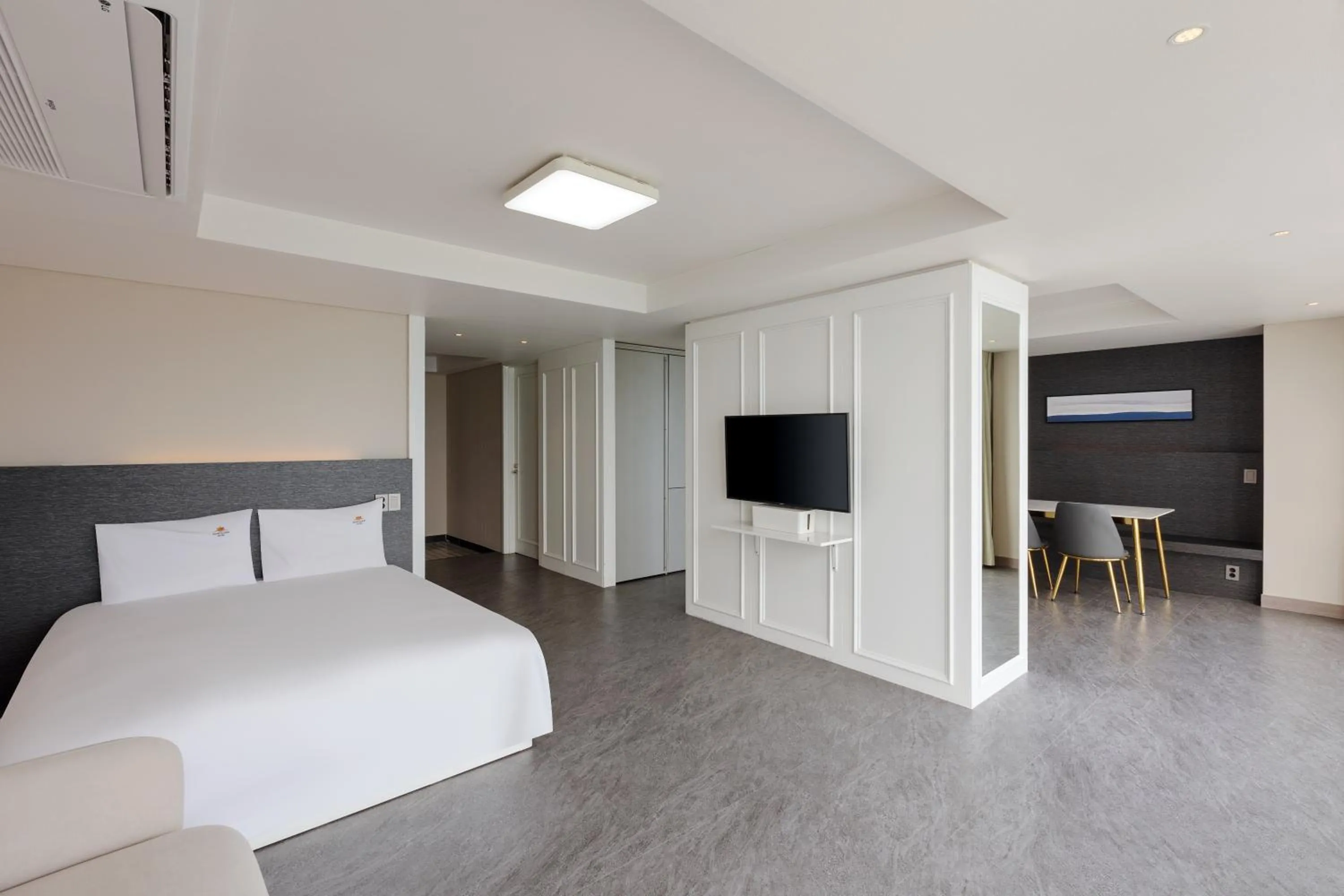 Communal lounge/ TV room, Bed in Sun Cloud Hotel