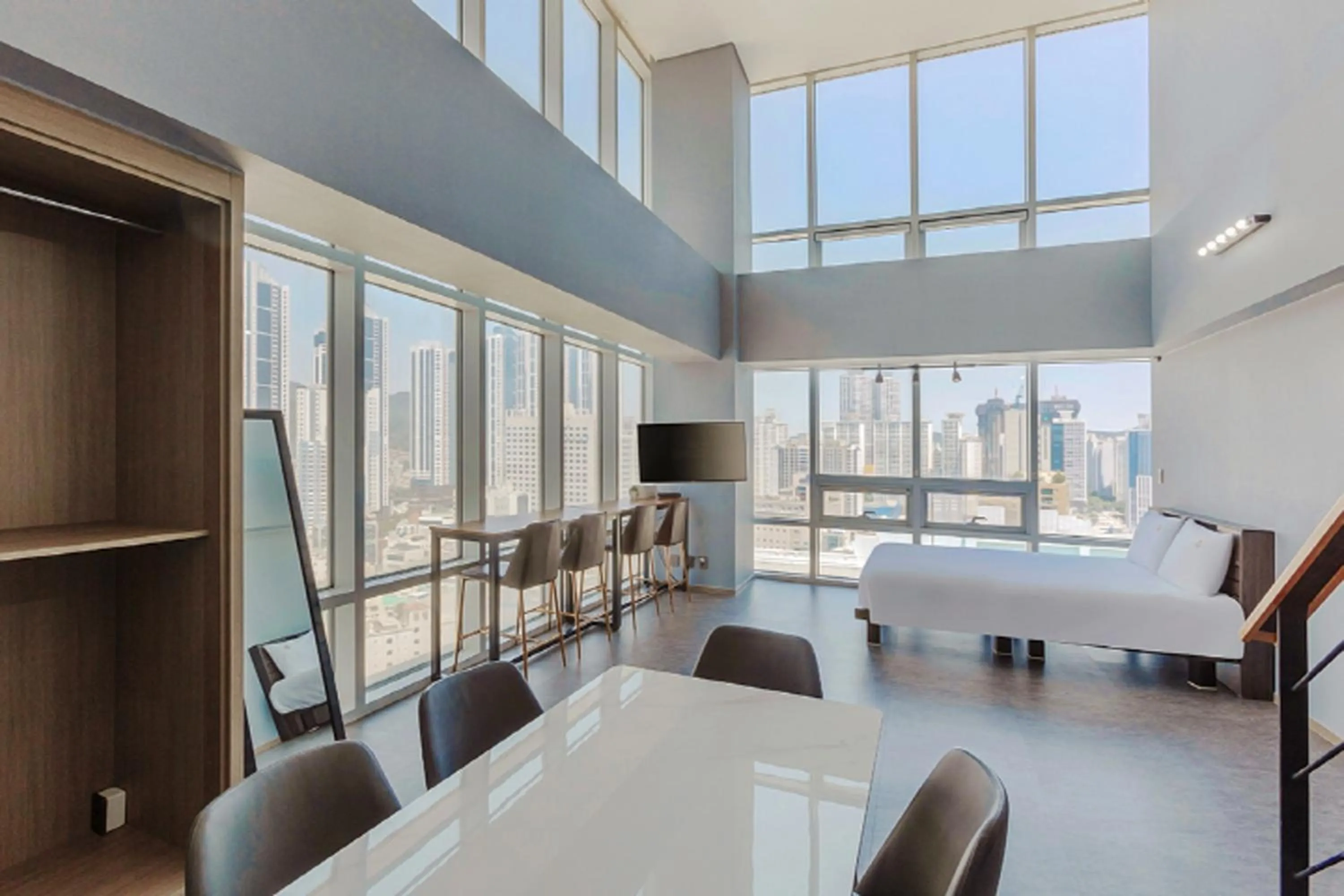 Living room, Bed in Sun Cloud Hotel