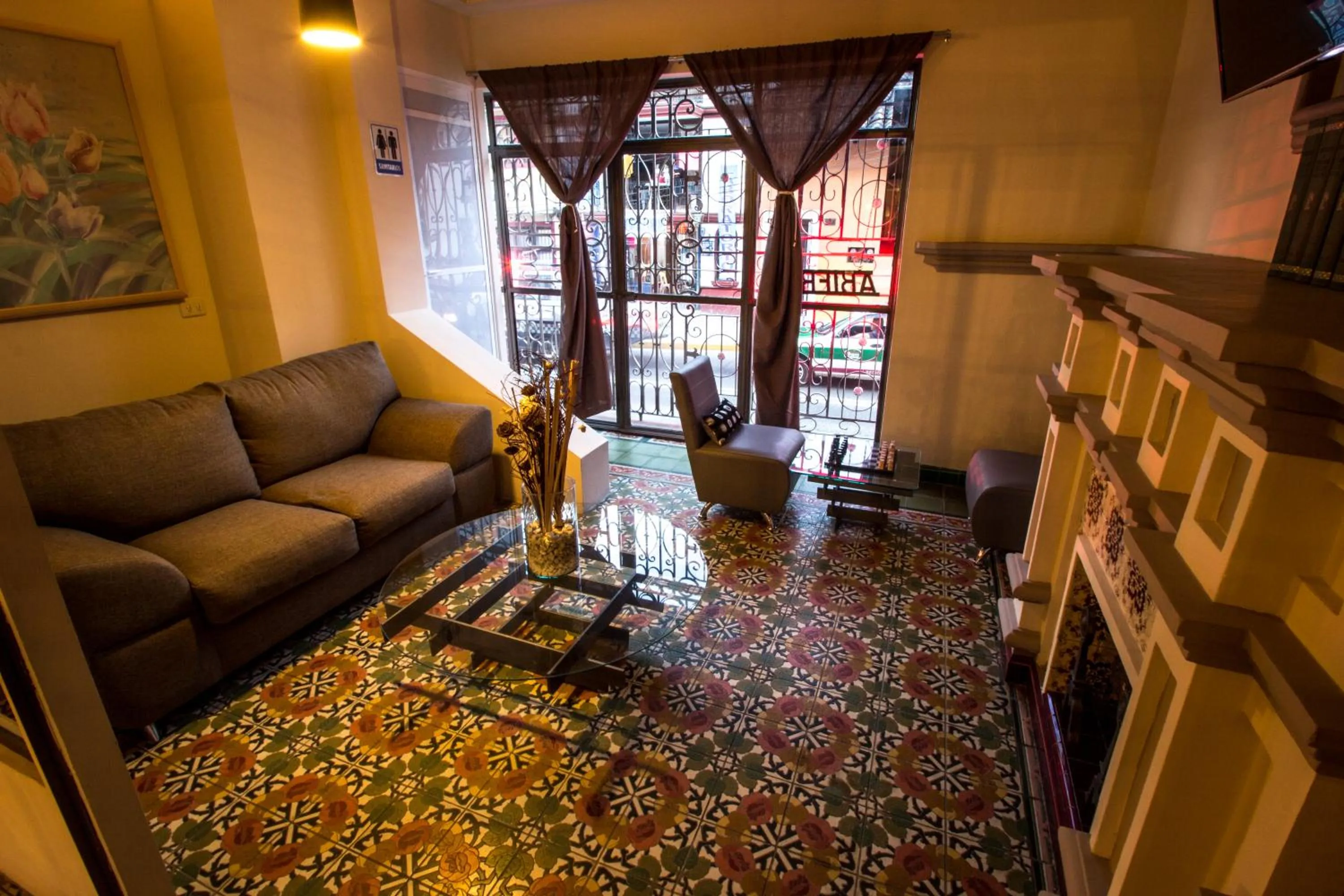 Communal lounge/ TV room in Casa de Juan Hostal