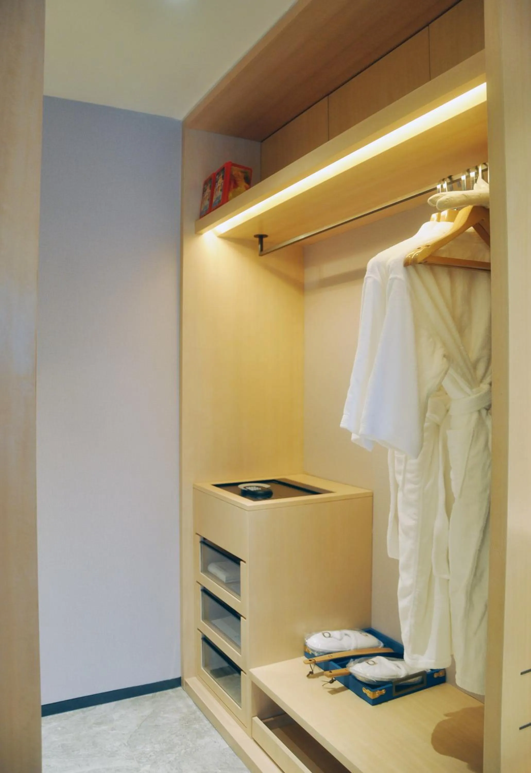 wardrobe in Projoy Hotel Tianfu
