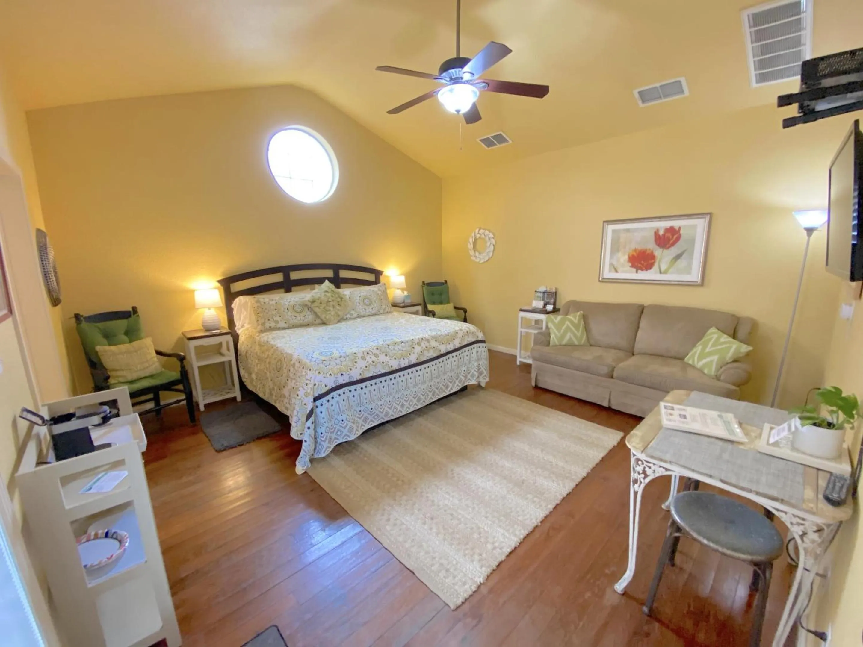 Bedroom, Bed in Comal Inn