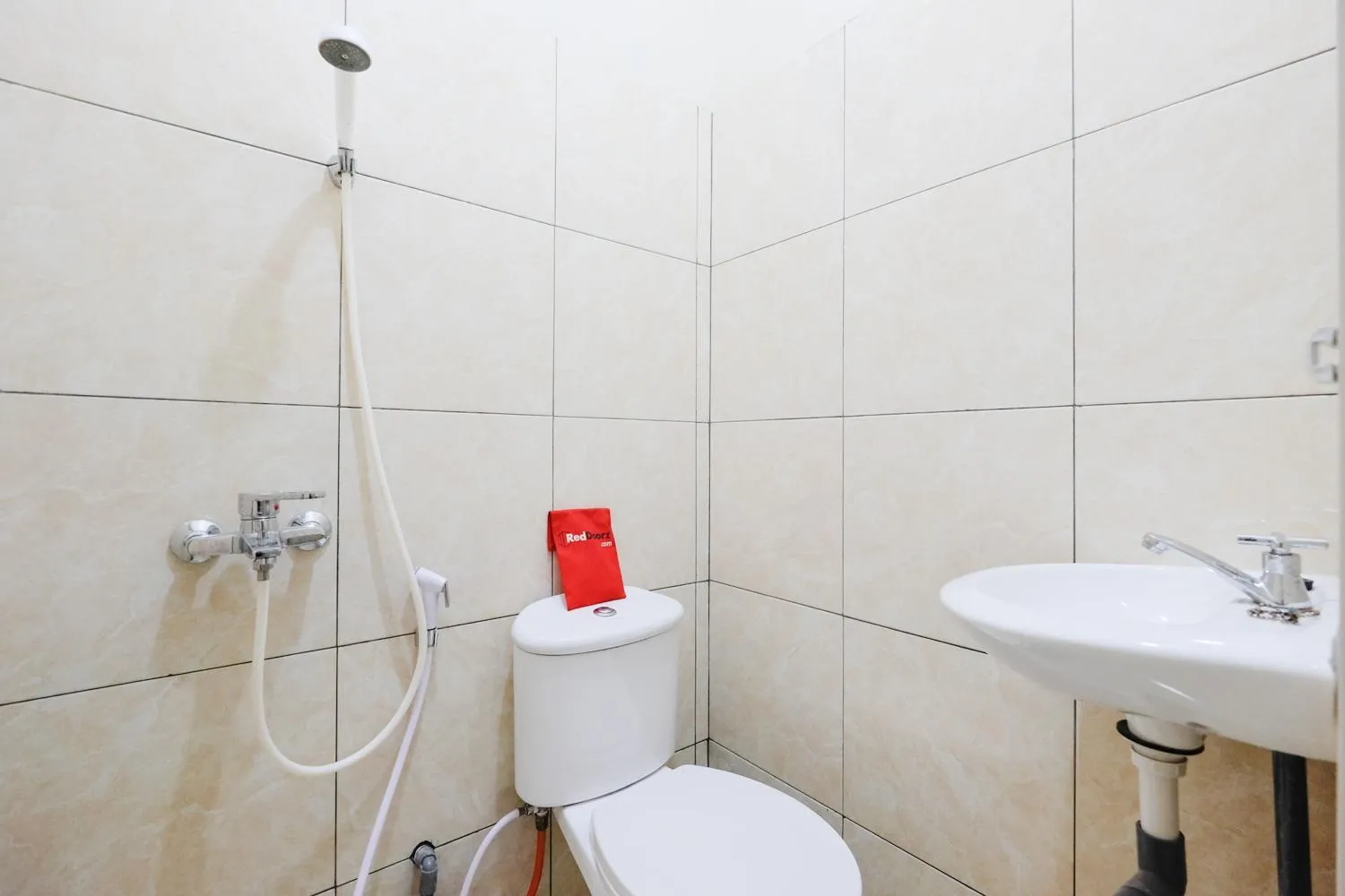 RedDoorz near Universitas Diponegoro Semarang