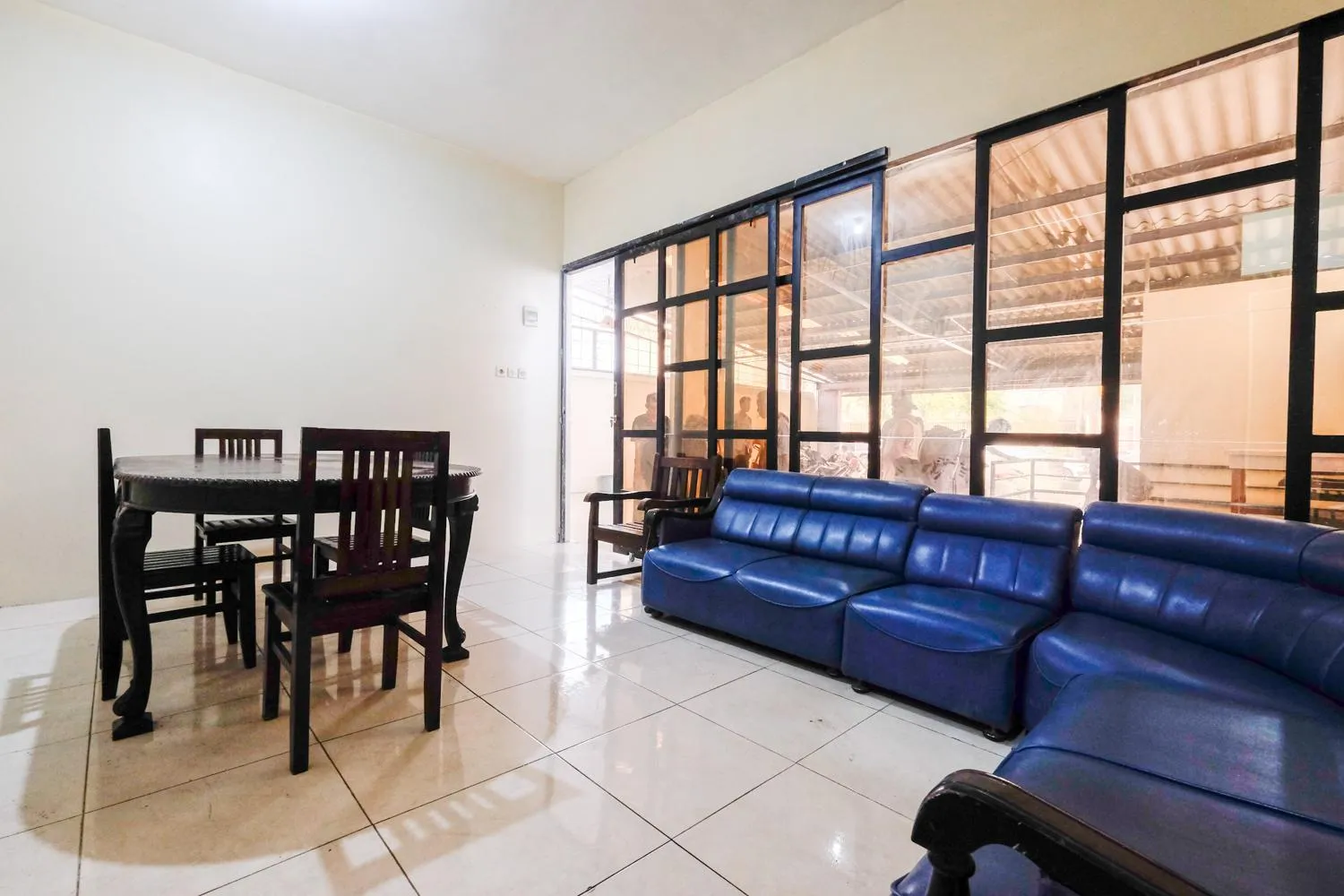 Living room in RedDoorz near Universitas Diponegoro Semarang