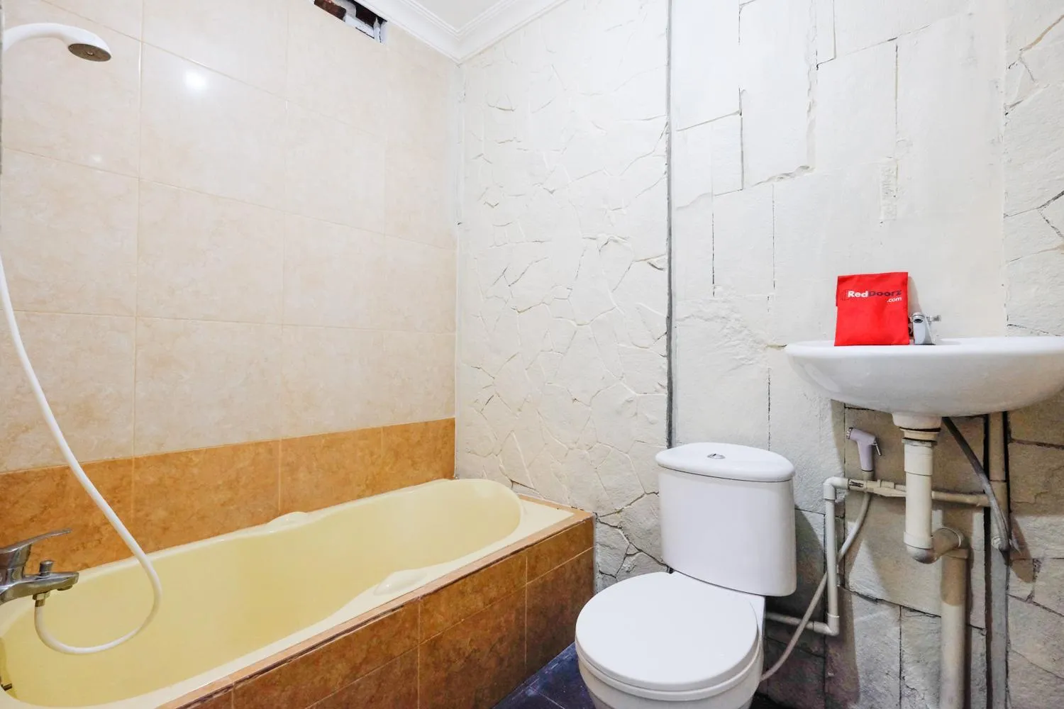 RedDoorz near Universitas Diponegoro Semarang