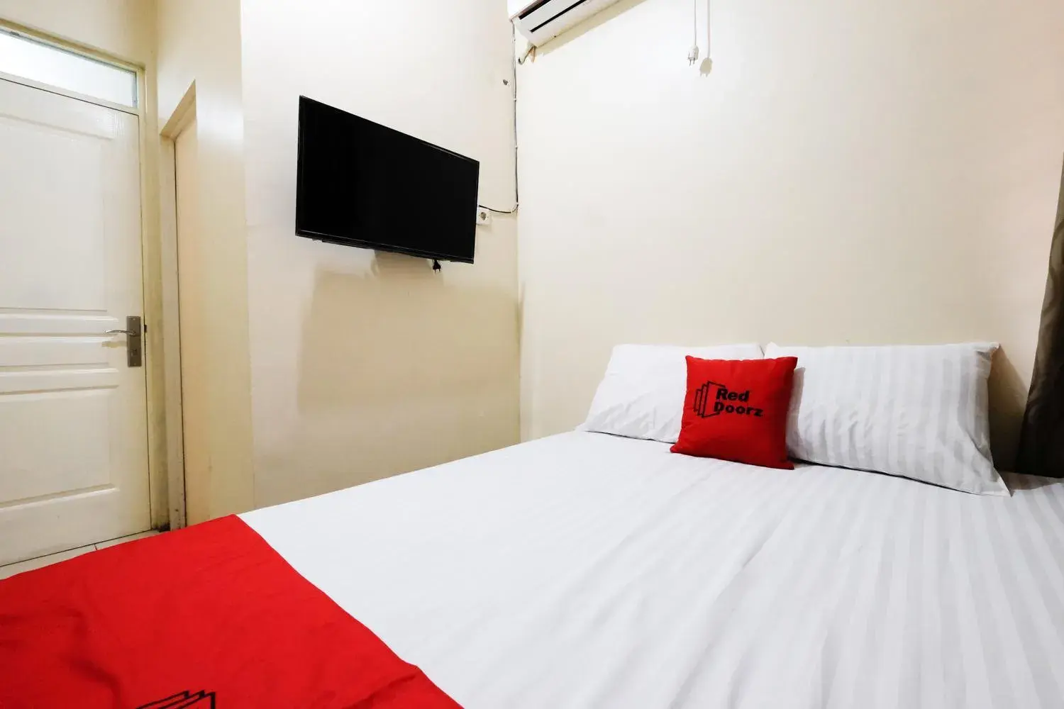 Double Room in RedDoorz near Universitas Diponegoro Semarang Double Room in RedDoorz near Universitas Diponegoro Semarang