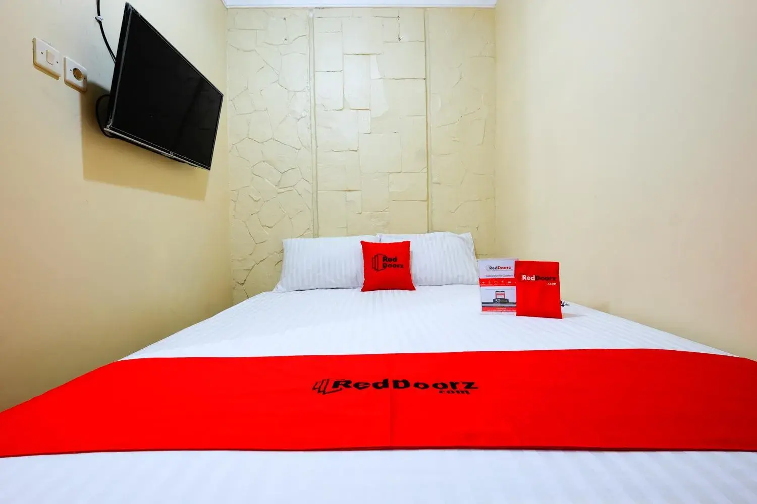 Twin Room in RedDoorz near Universitas Diponegoro Semarang Twin Room in RedDoorz near Universitas Diponegoro Semarang