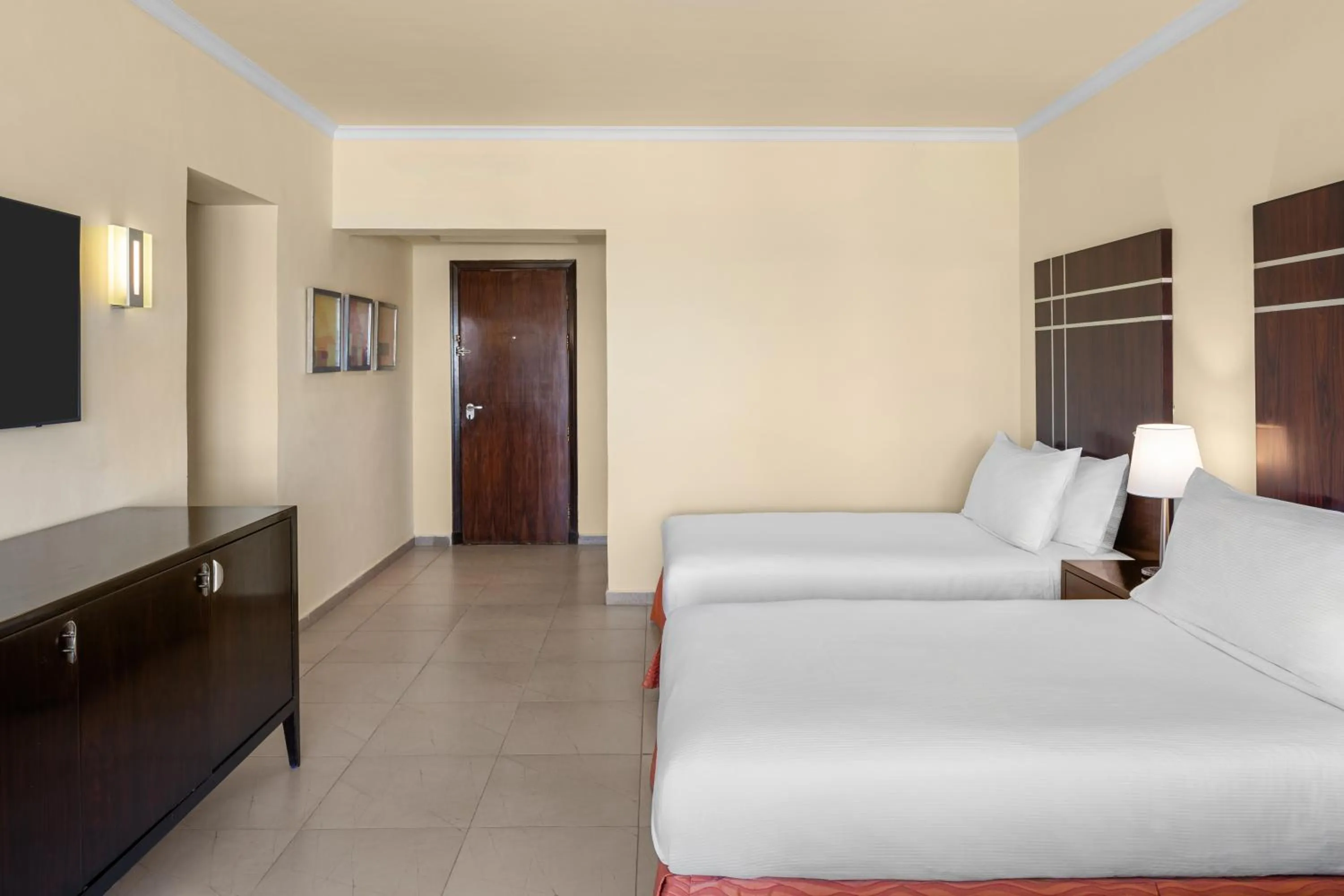 Bed in DoubleTree by Hilton Sharks Bay Resort