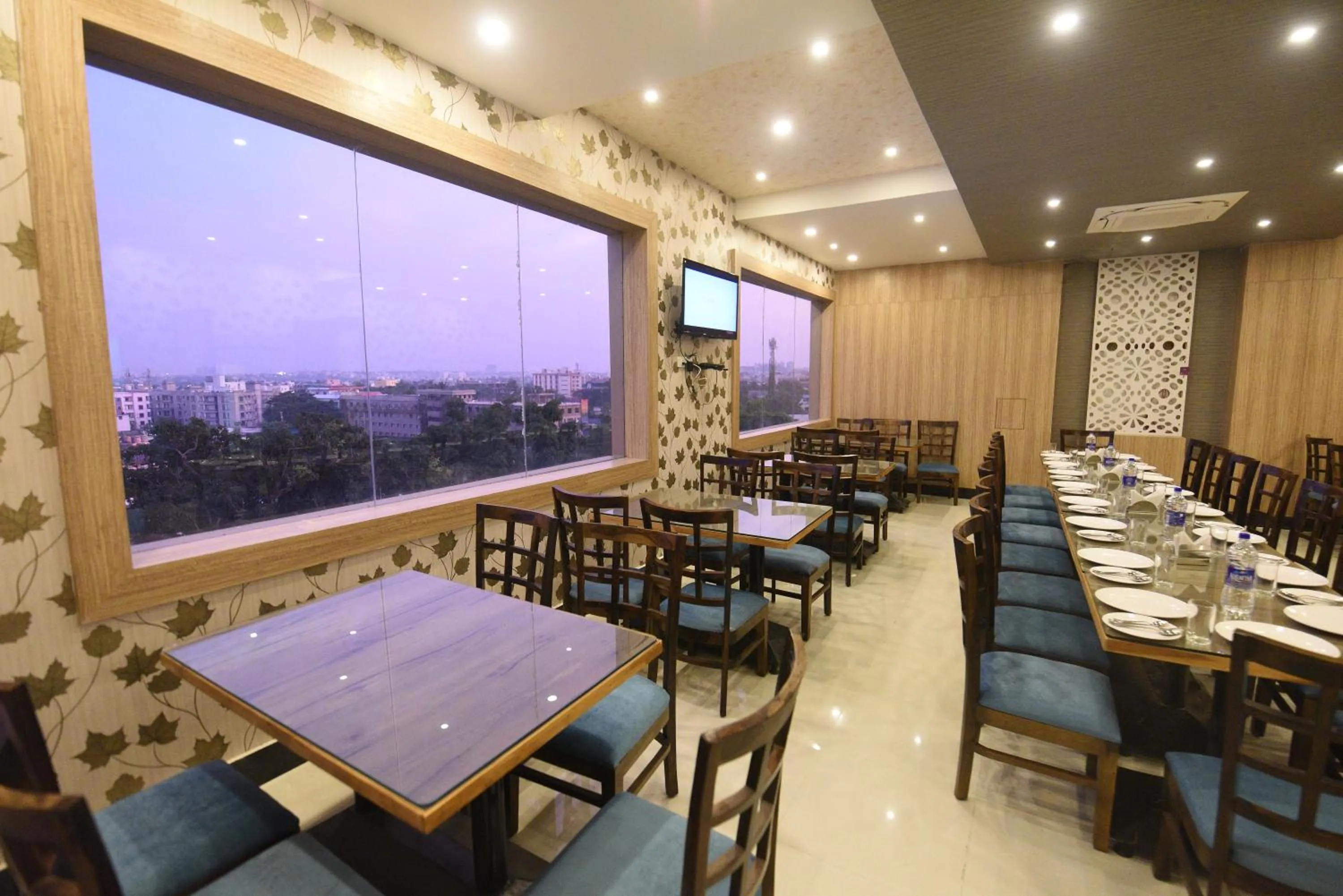 Restaurant/places to eat in Hotel Nilay Residency
