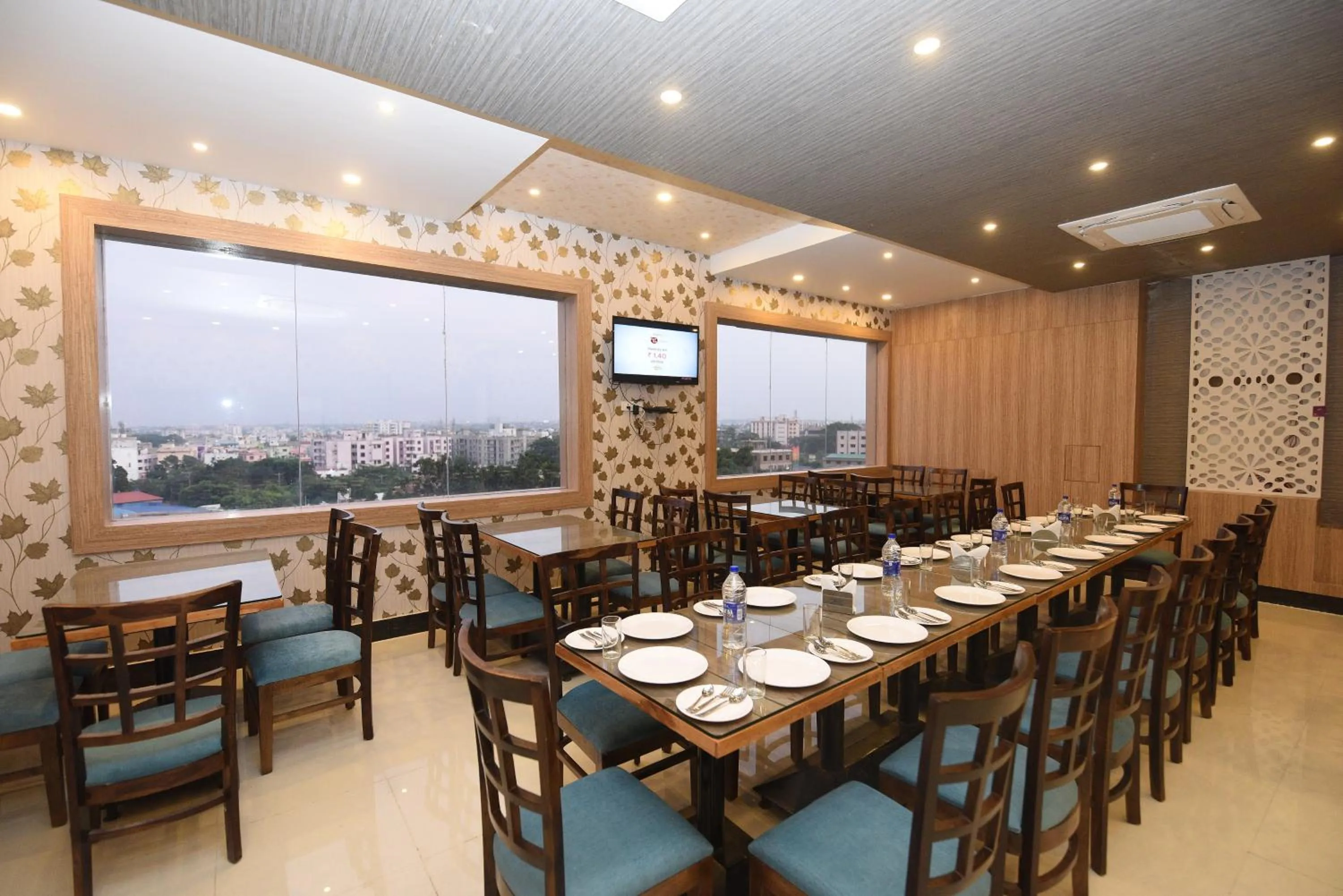 Restaurant/places to eat in Hotel Nilay Residency