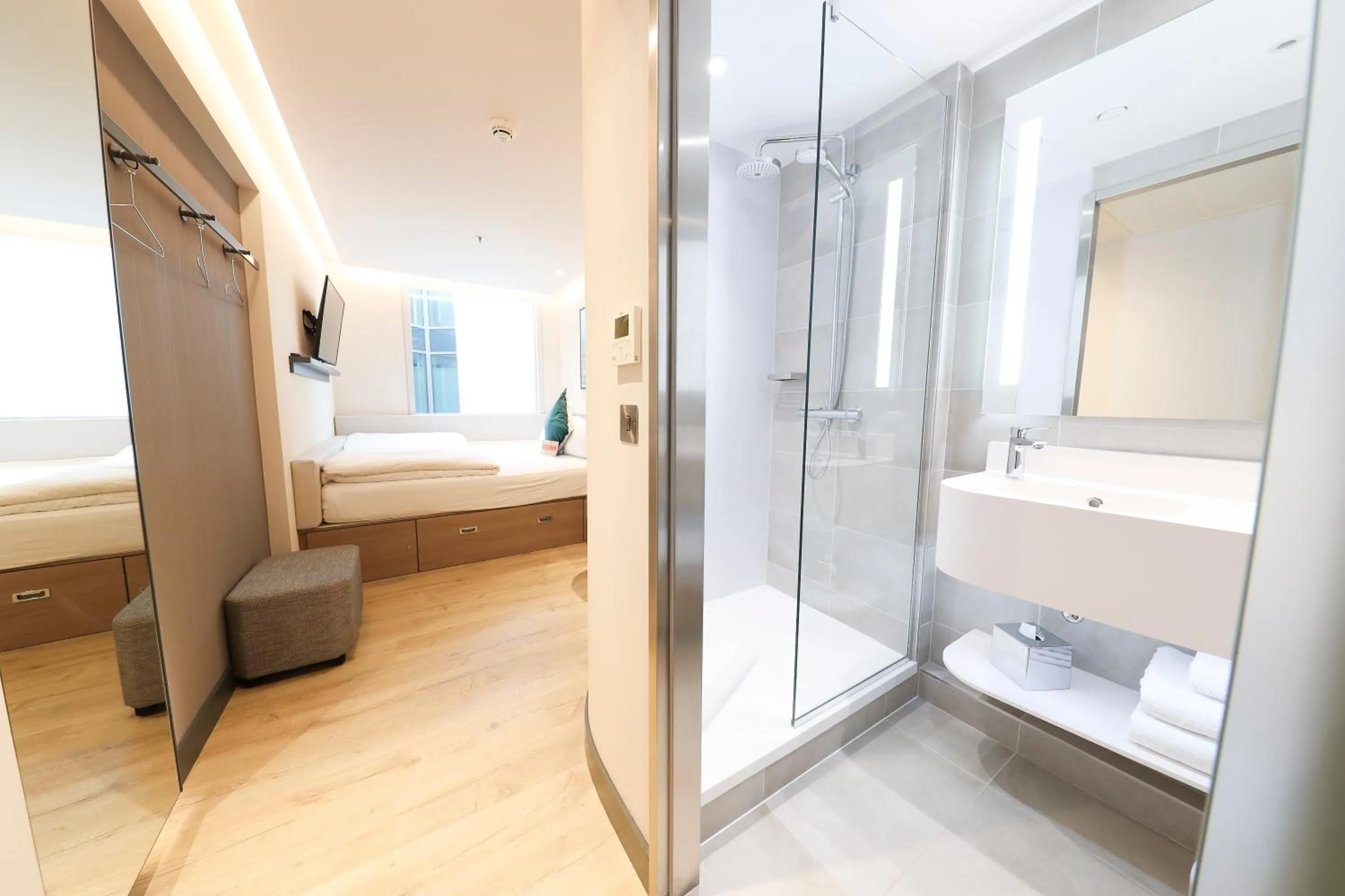 Photo of the whole room, Bed in Marlin Hotel Stephens Green