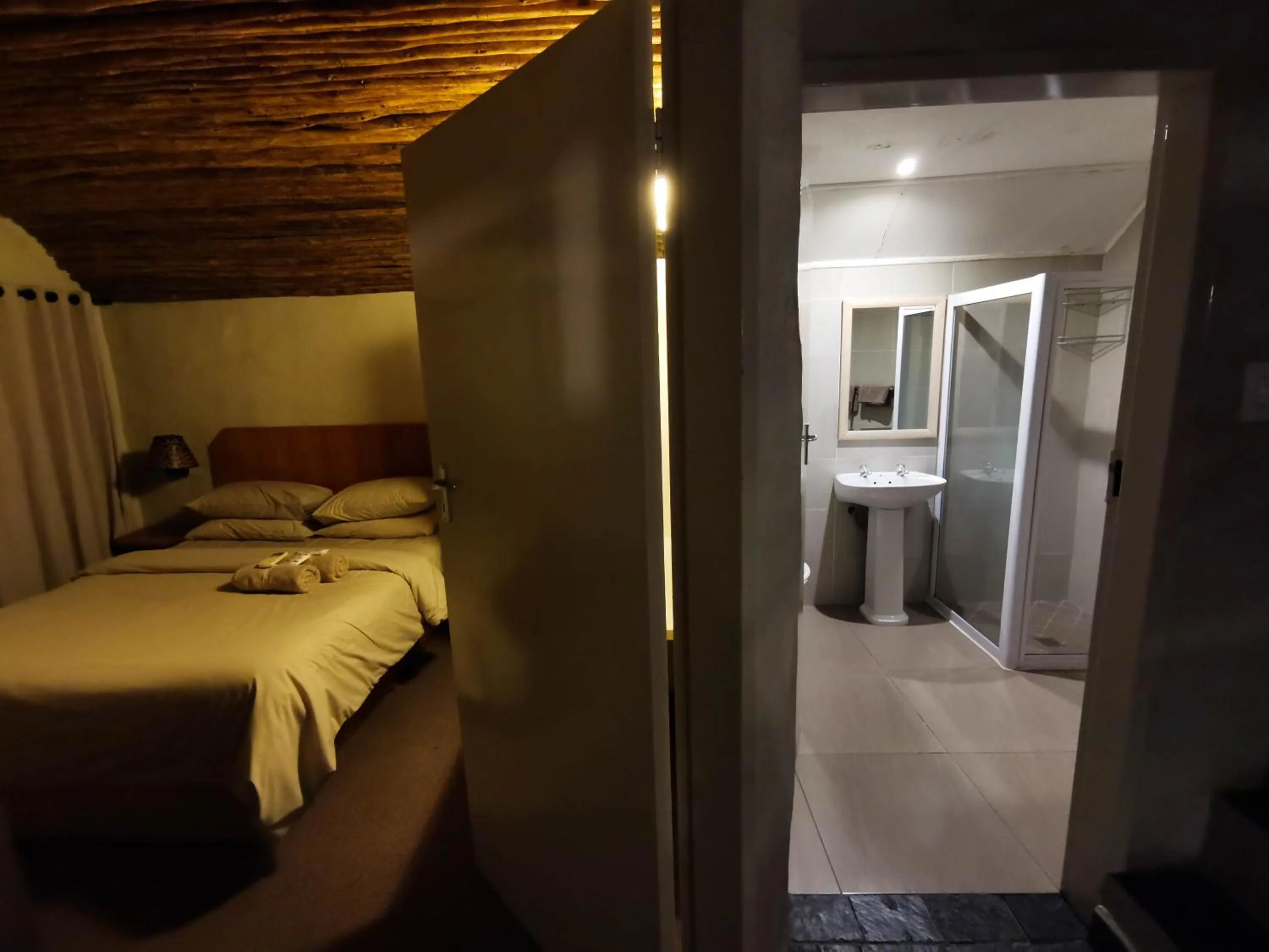 Shower, Bed in Umuzi Lodge