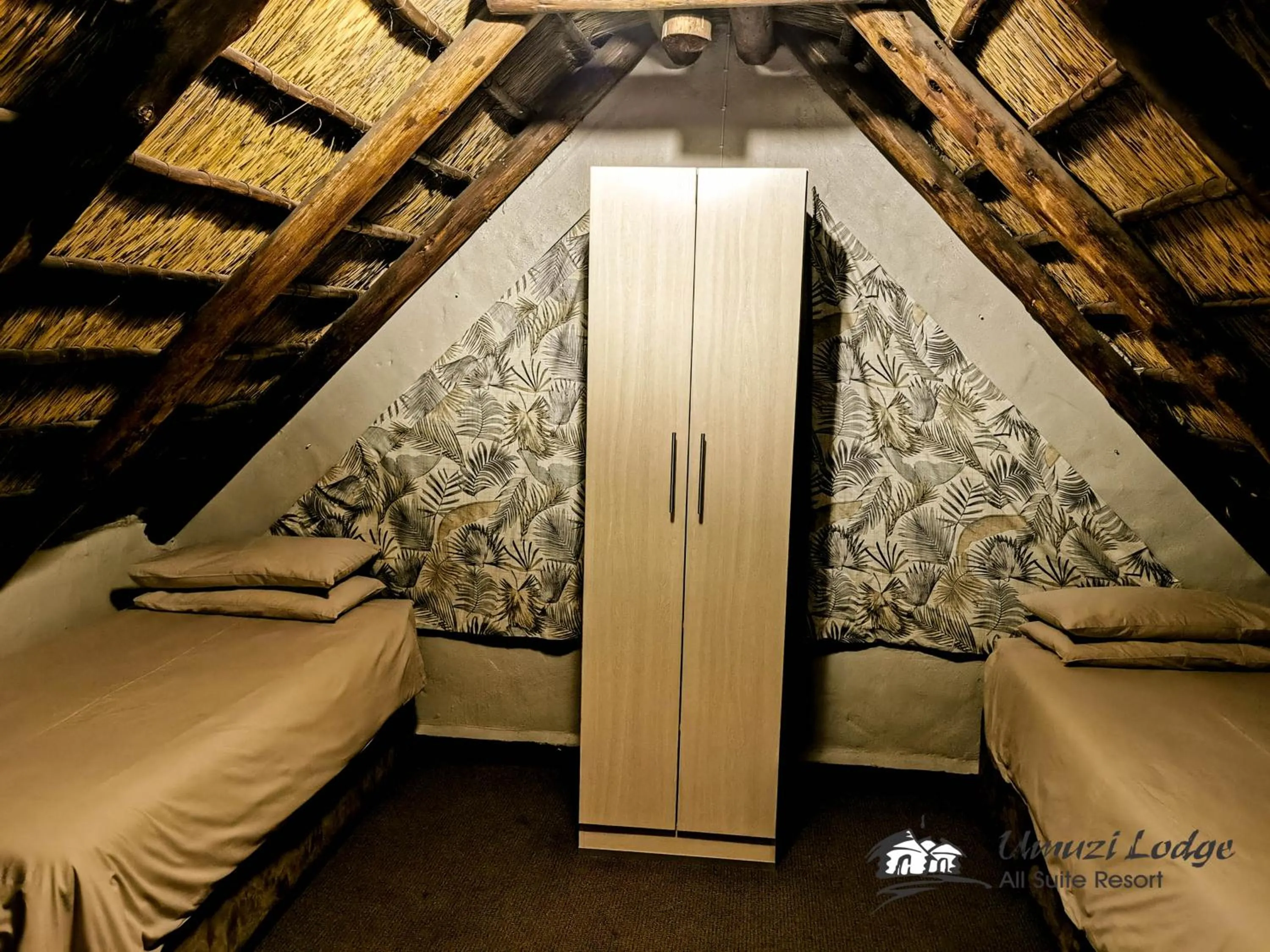 Photo of the whole room, Bed in Umuzi Lodge