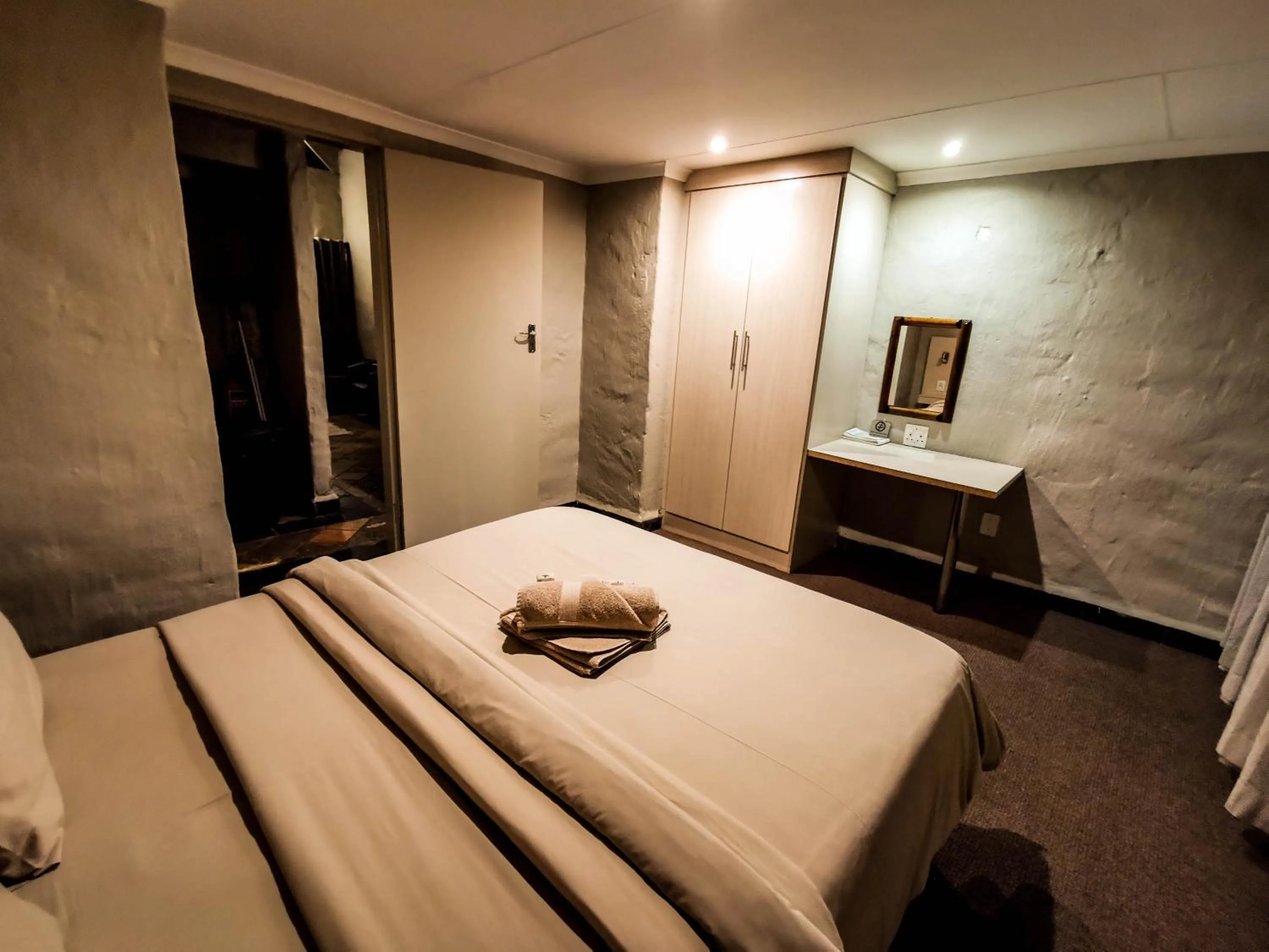 Photo of the whole room, Bed in Umuzi Lodge