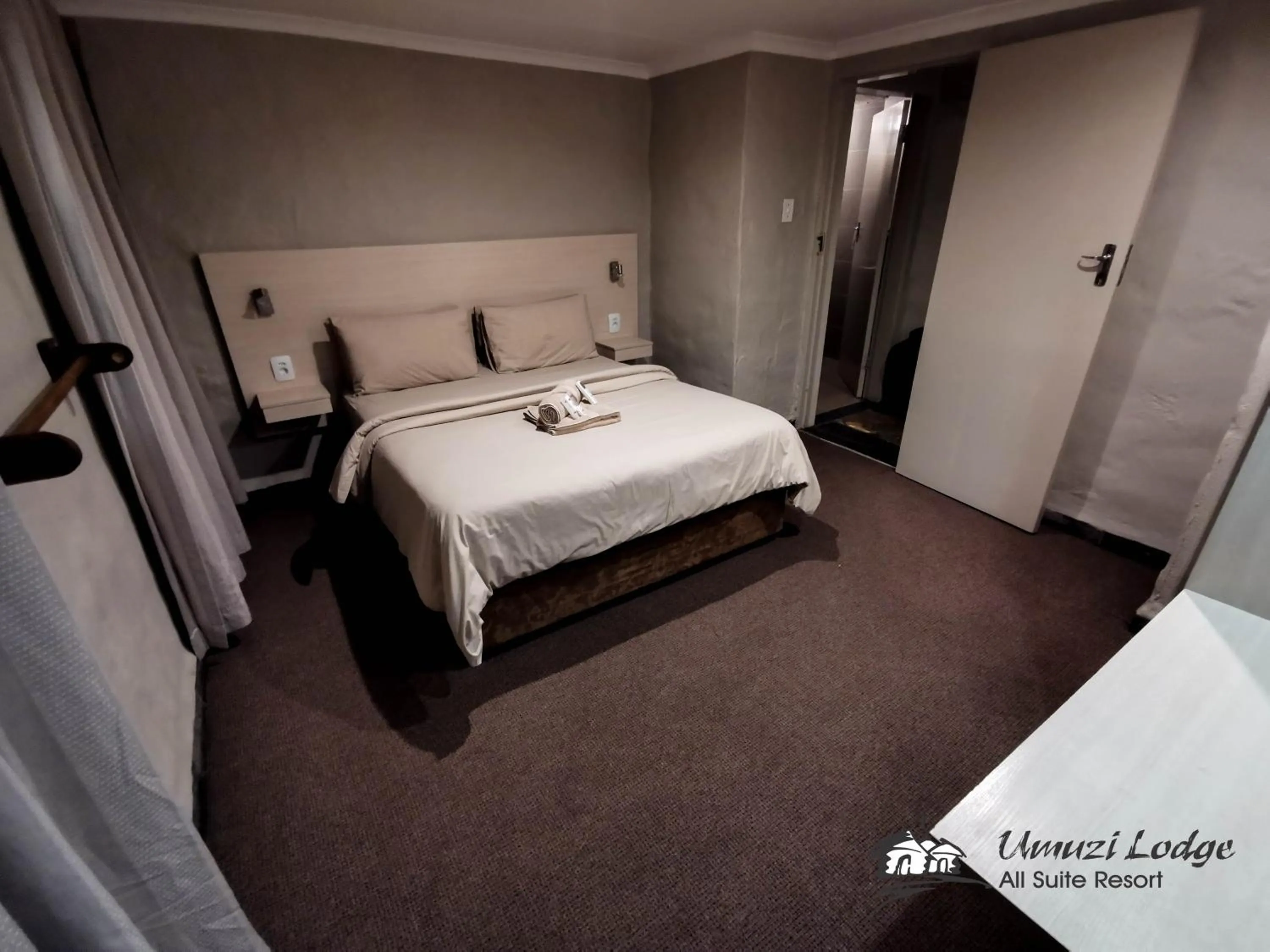 Photo of the whole room, Bed in Umuzi Lodge