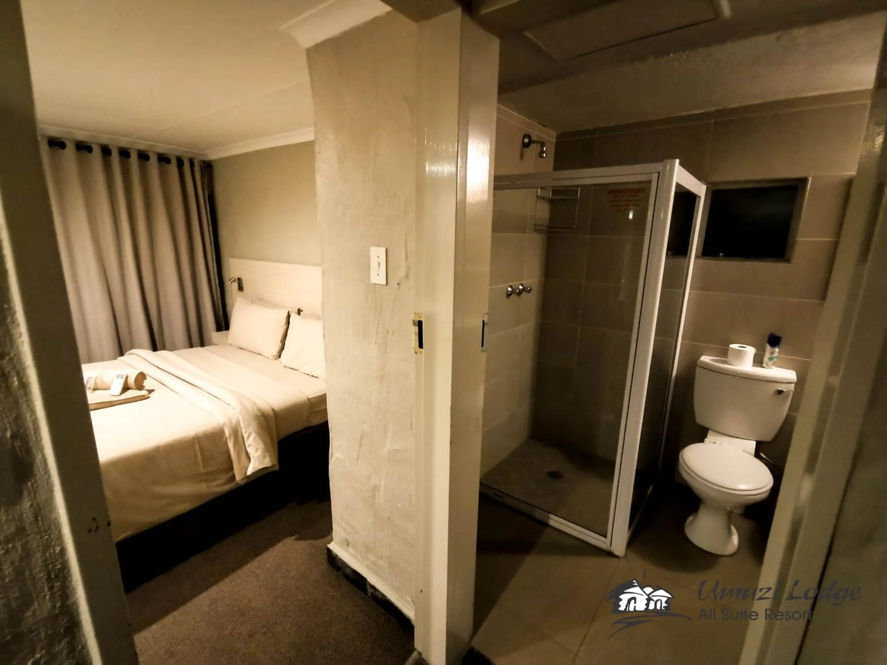 Shower, Bed in Umuzi Lodge