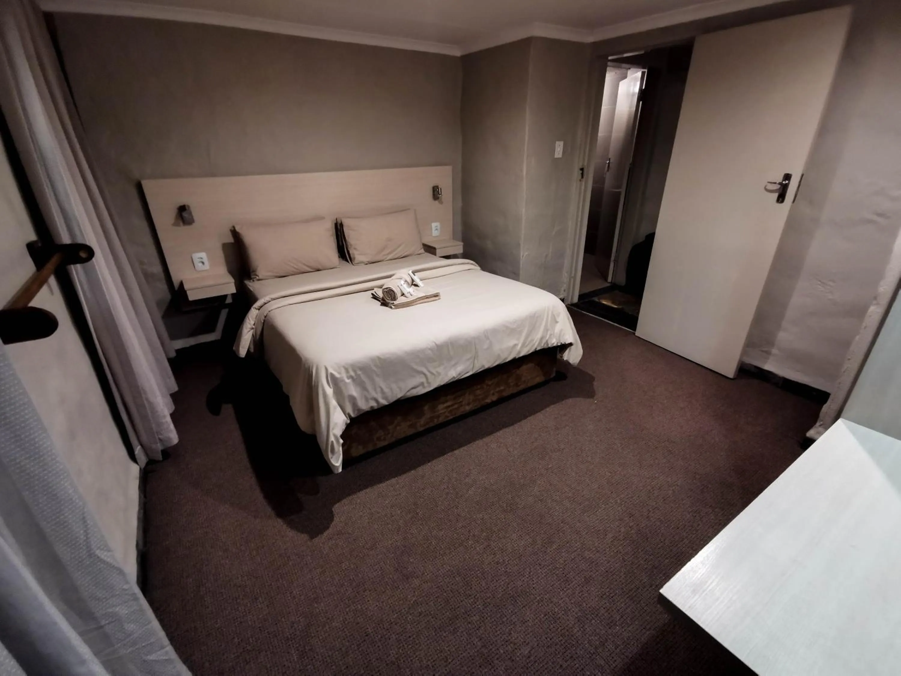 Photo of the whole room, Bed in Umuzi Lodge