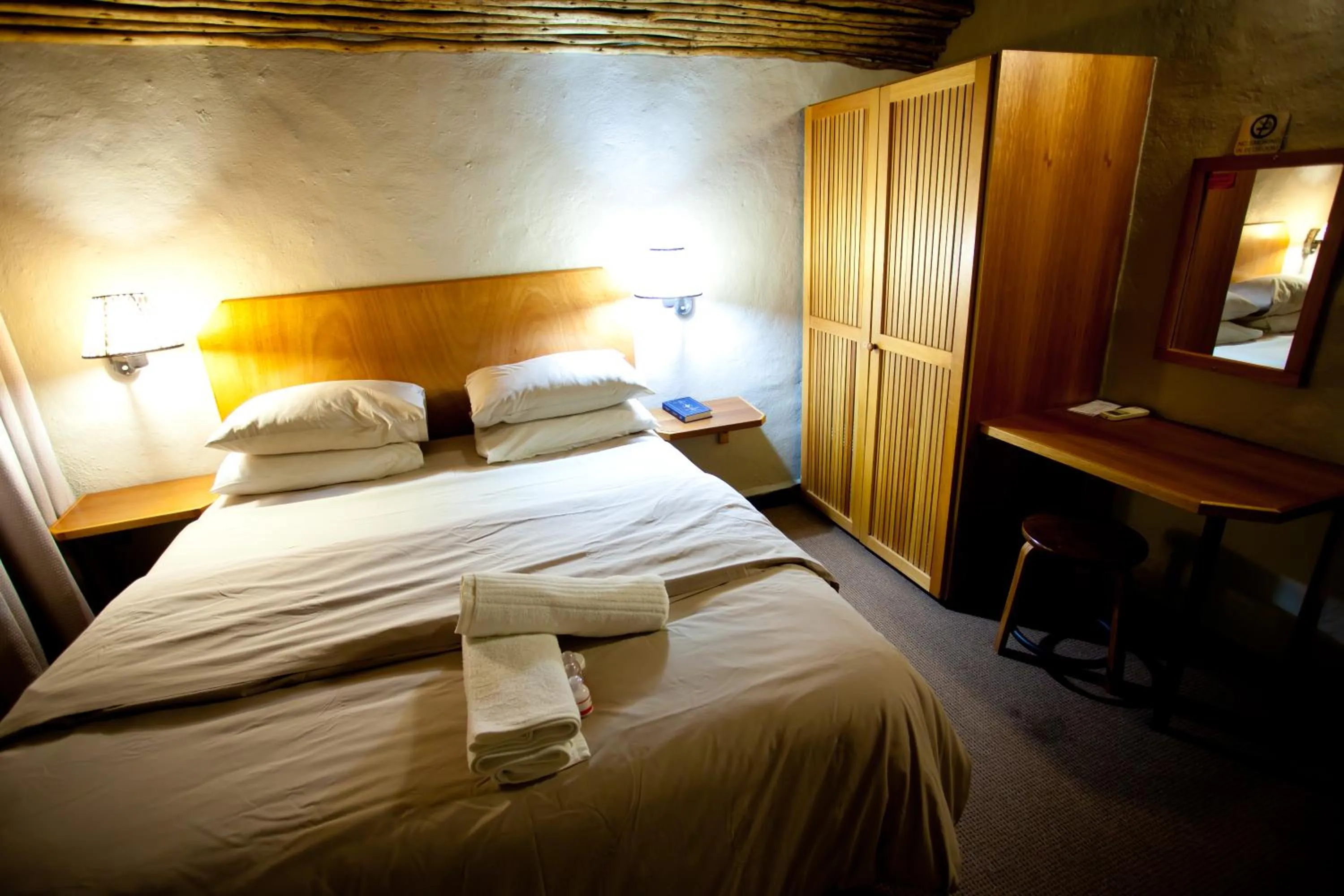 Photo of the whole room, Bed in Umuzi Lodge