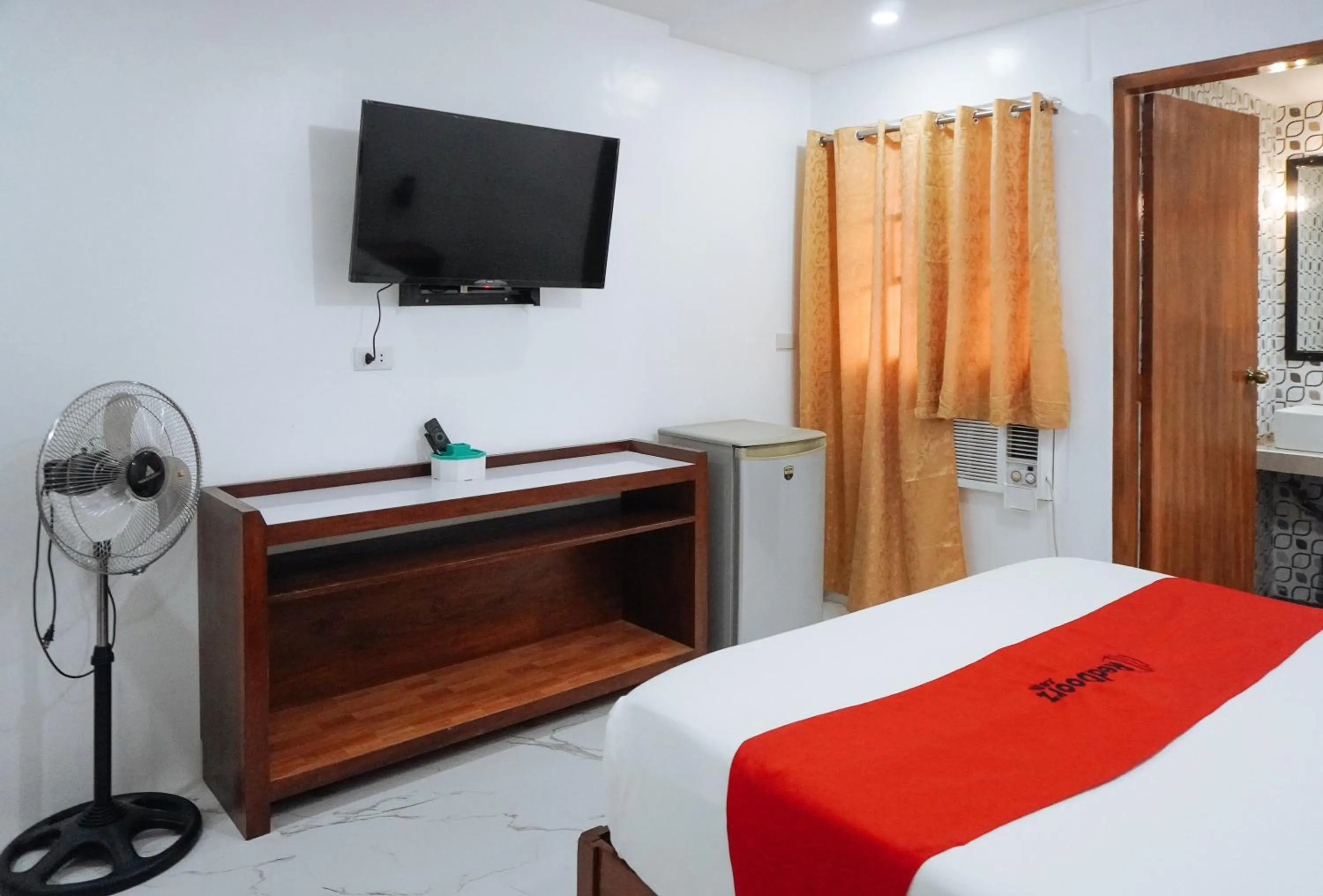 TV and multimedia, Bed in RedDoorz at La Casa Guesthouse former RedDoorz at Tamarind Street Angeles City