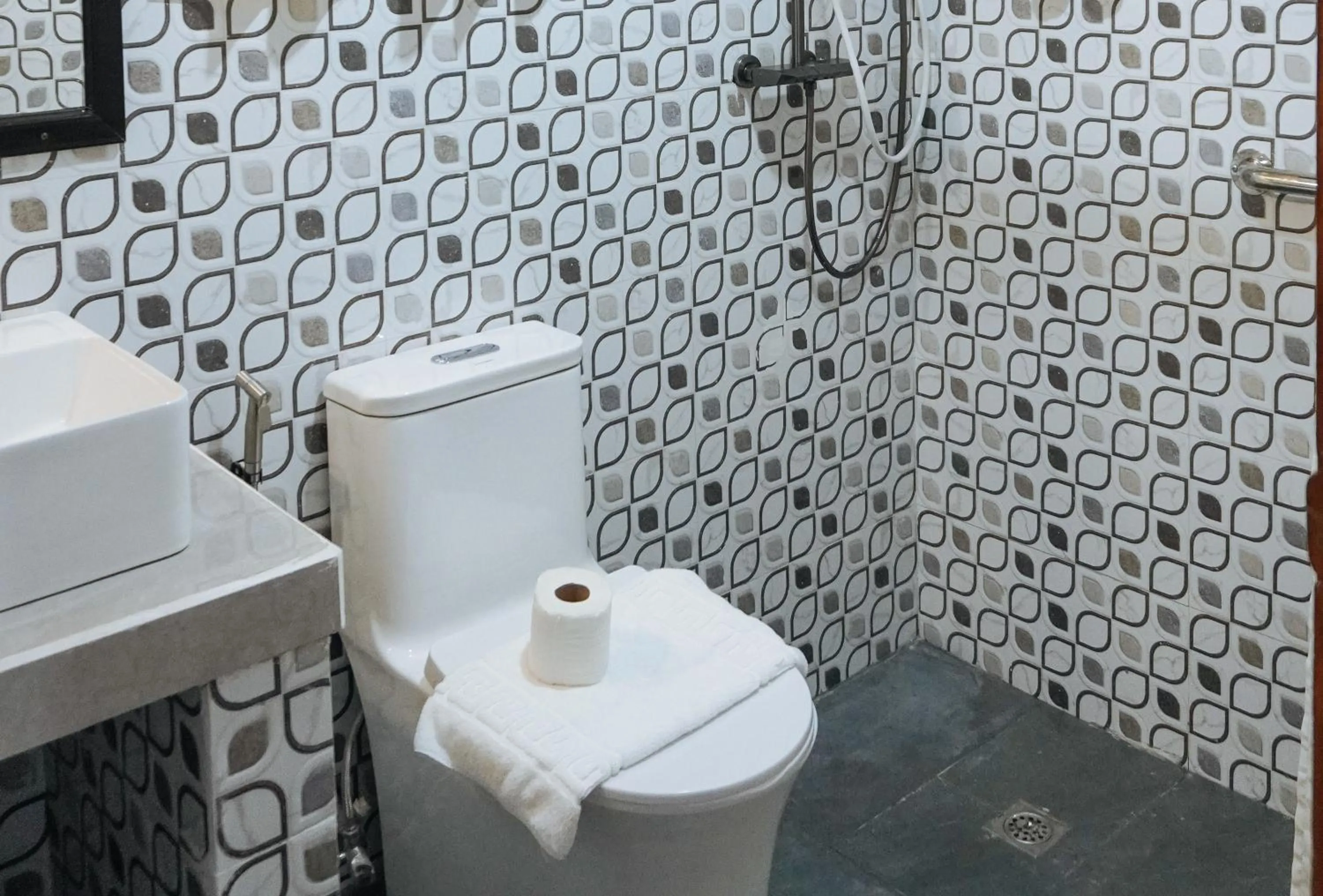 Shower in RedDoorz at La Casa Guesthouse former RedDoorz at Tamarind Street Angeles City