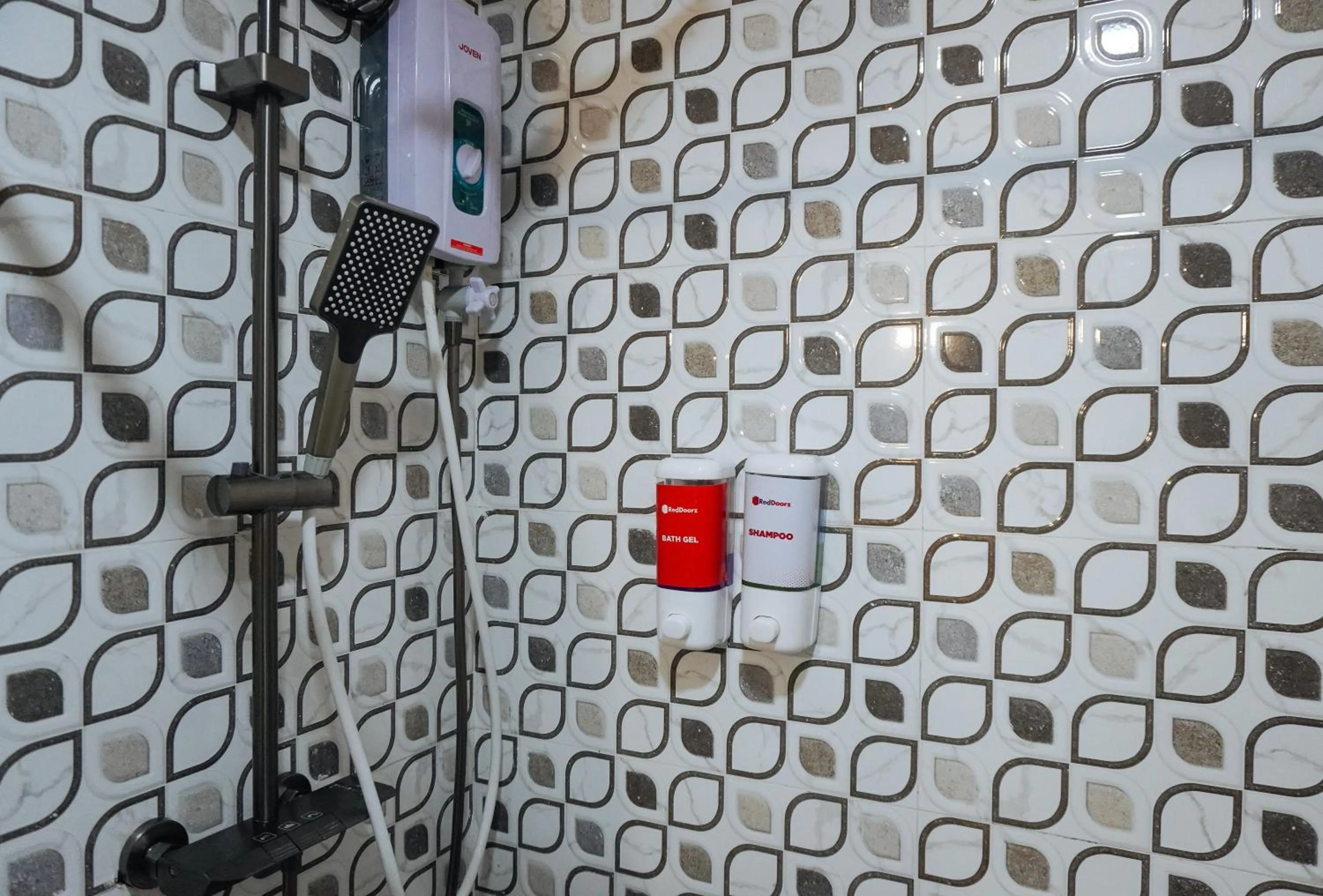 Shower in RedDoorz at La Casa Guesthouse former RedDoorz at Tamarind Street Angeles City